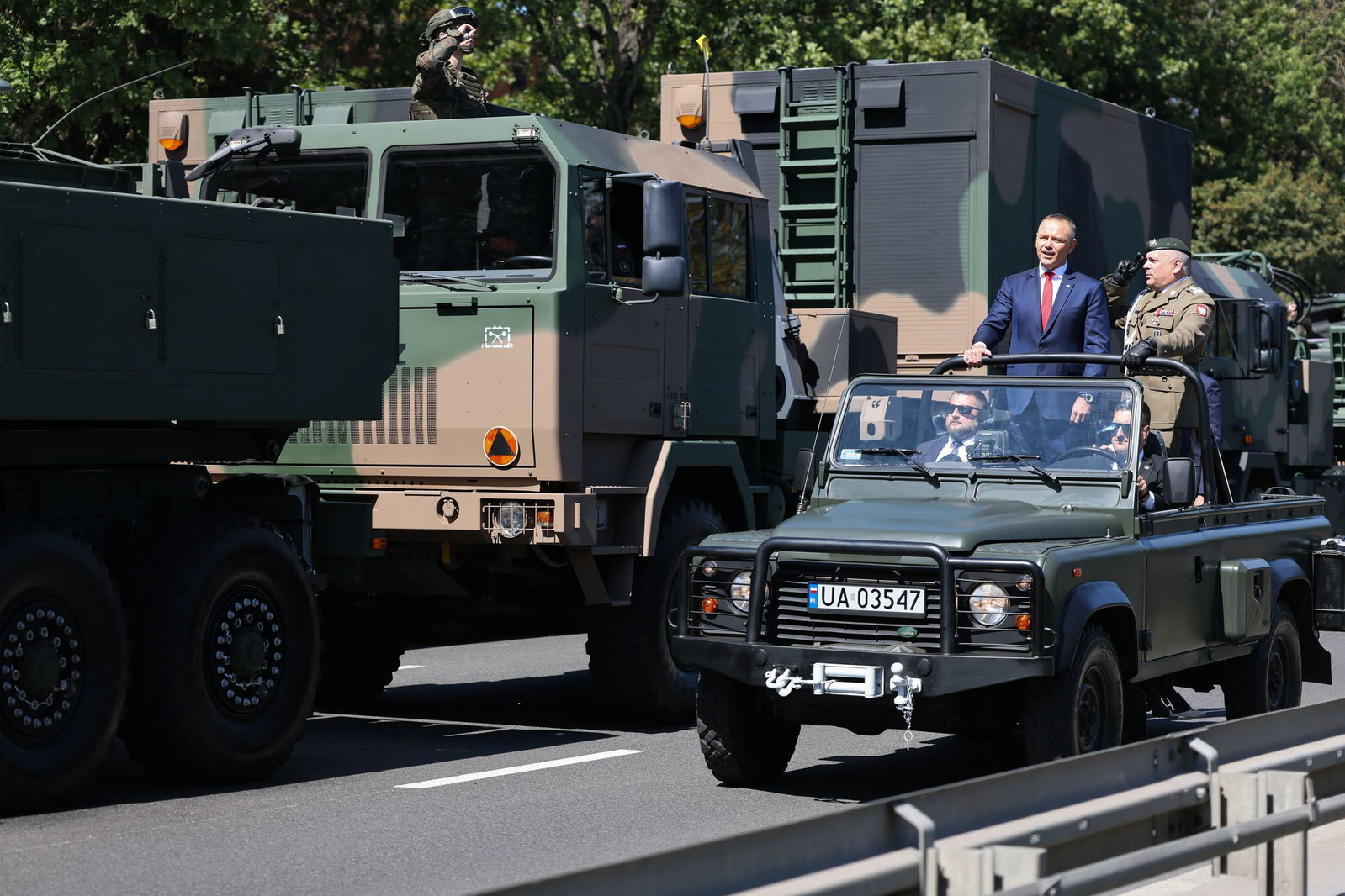 Der polnische Präsident Karol Nawrocki (l) und Generalstabschef General Wieslaw Kukula (r) nehmen an der Militärparade zum Tag der polnischen Streitkräfte teil. 