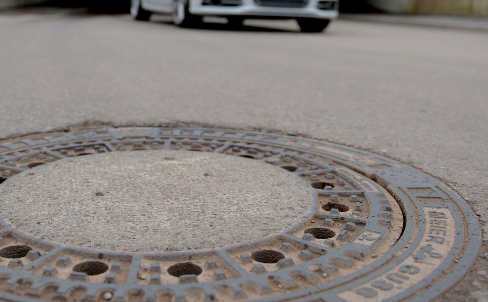 Mehrere Kanaldecke soll der mutmaßliche Täter aus der Straße gehoben haben. (Symbolbild)