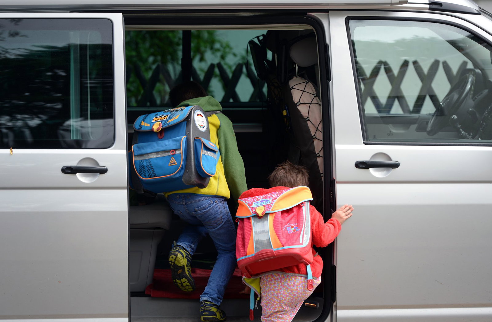 Elterntaxi bedeutet, dass Eltern ihre Kinder mit dem Auto zur Schule bringen oder auch wieder abholen. (Symbolbild)