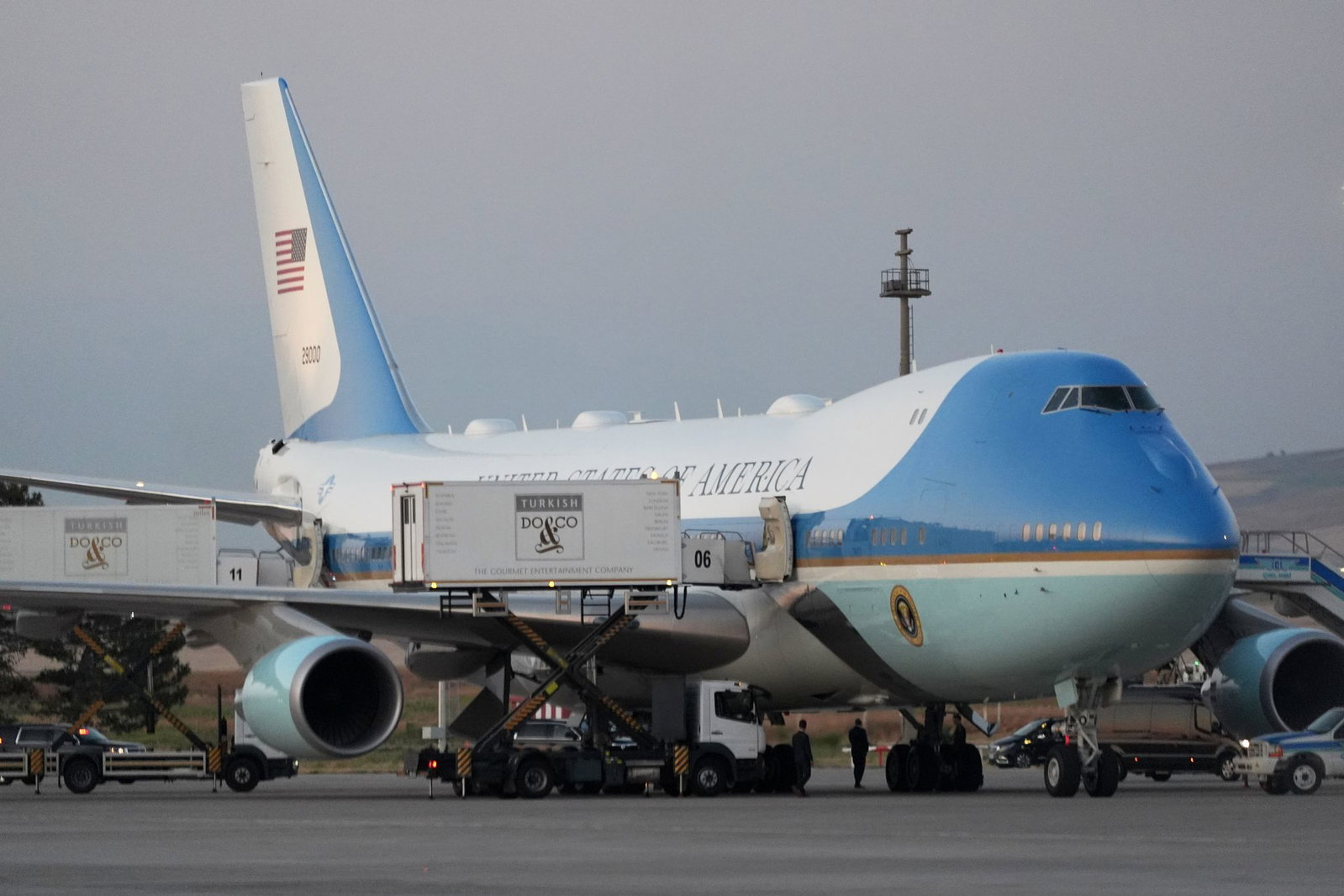 In einem Catering-Container wurde Trump in eine andere Maschine gebracht (Archivbild).