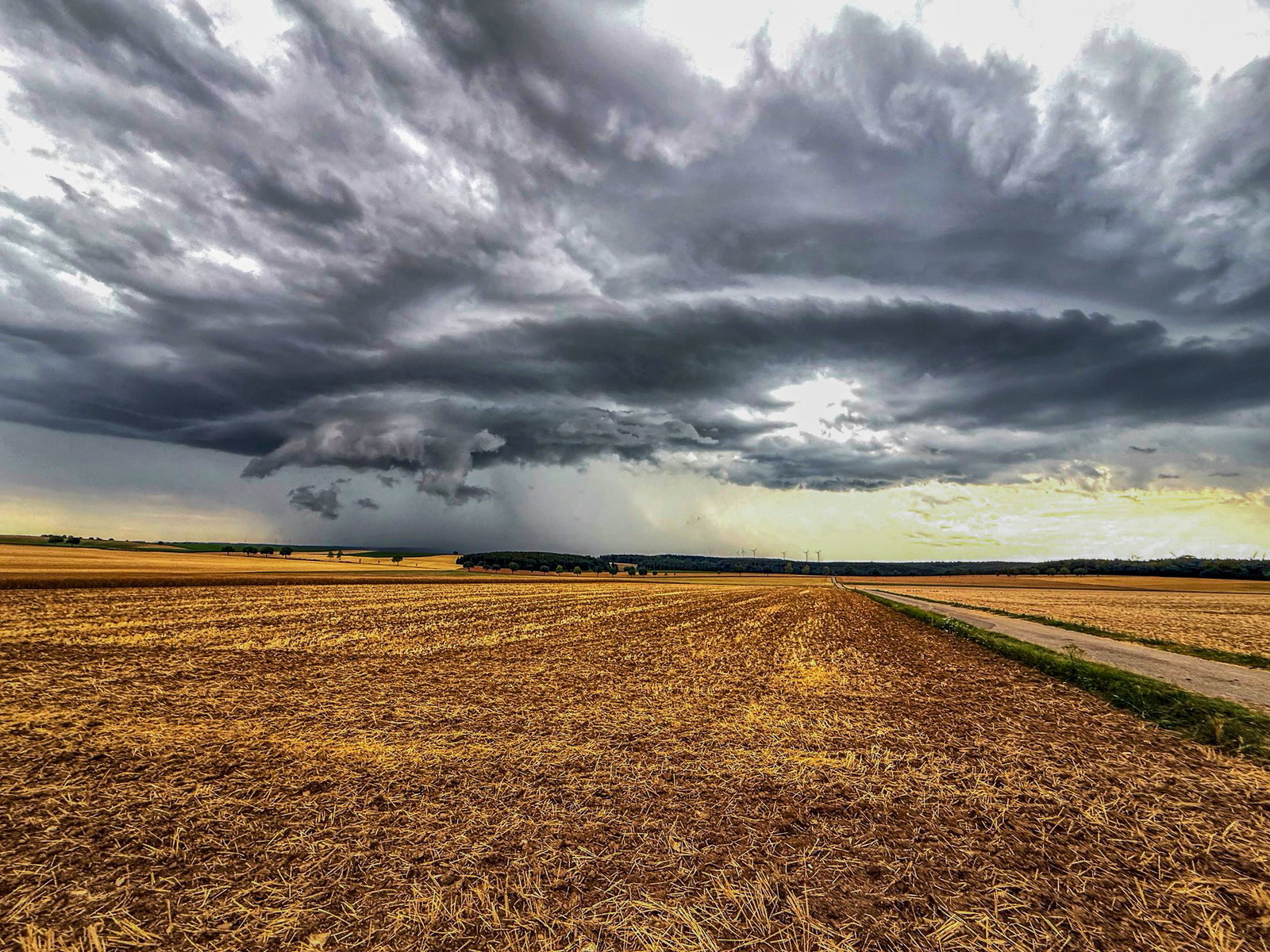 Dunkle Wolken eines Unwetters ziehen auf