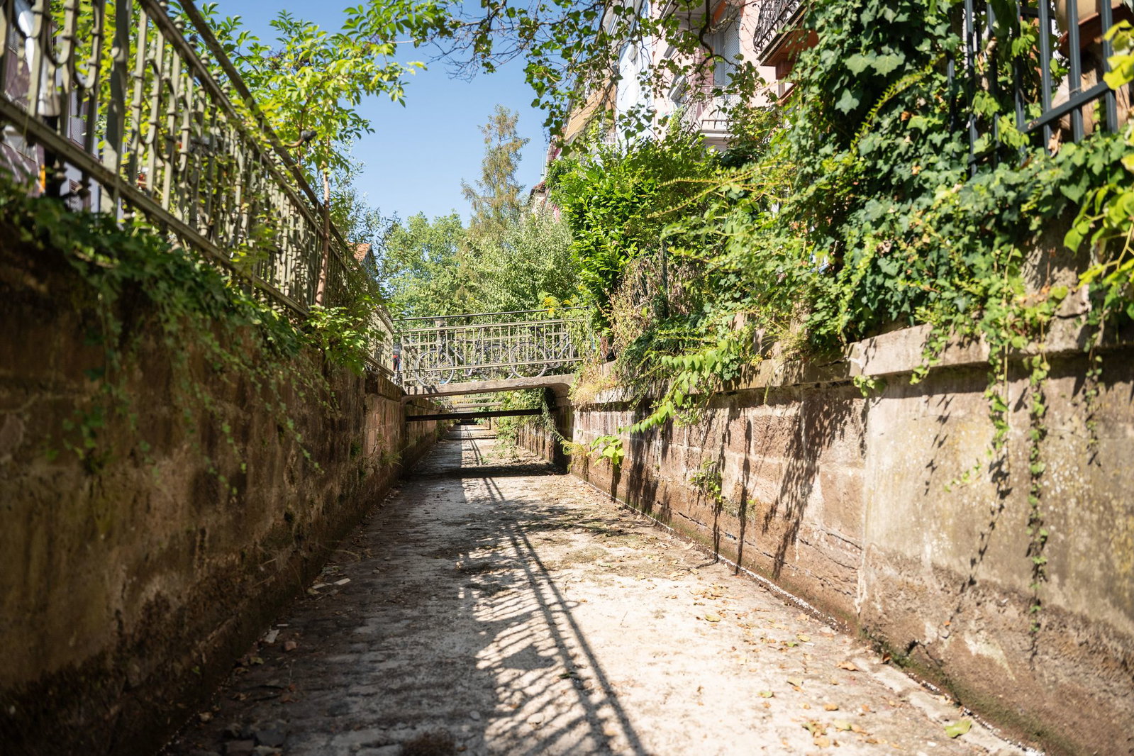 Wo die Sonne hinscheint, ist der Gewerbekanal völlig ausgetrocknet.