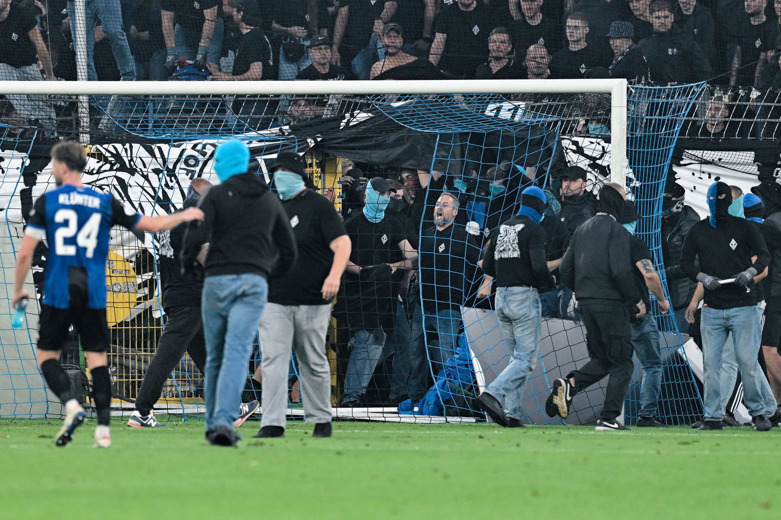 Waldhof-Fans stürmen auf das Feld.