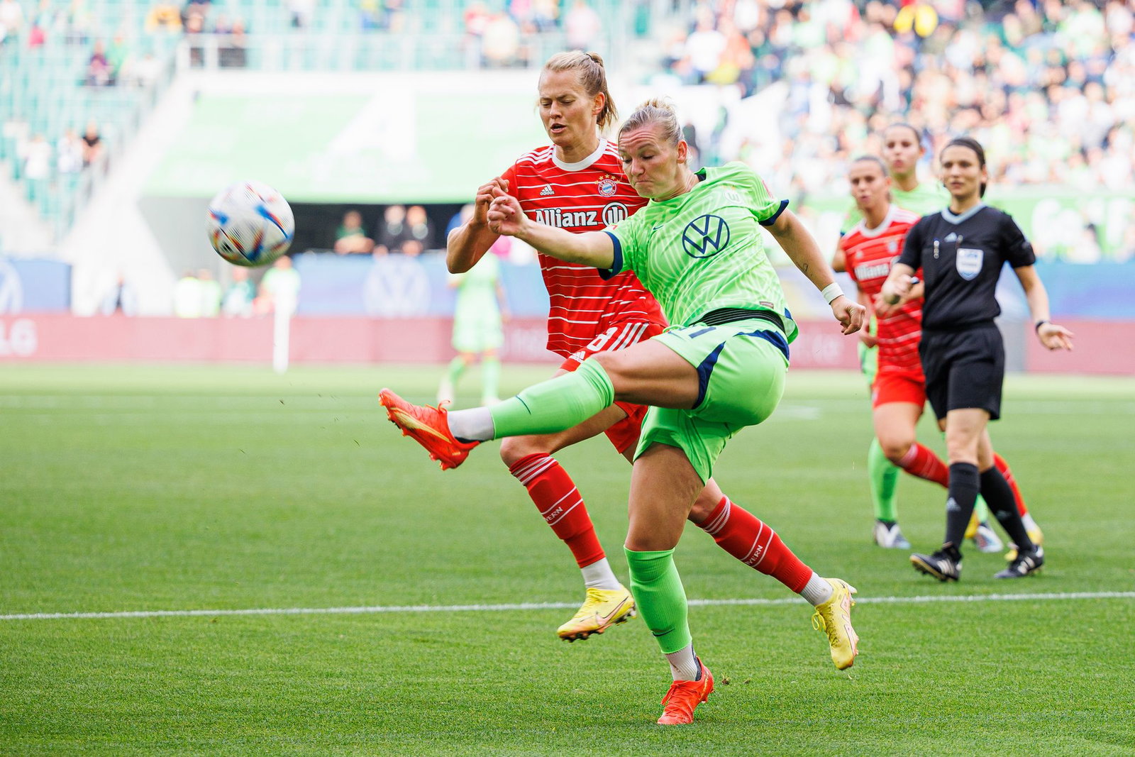 Verteidigte zu Bayern-Zeiten auch schon gegen Alexandra Popp: die neue VfB-Kapitänin Maximiliane Rall (l). (Archivbild)