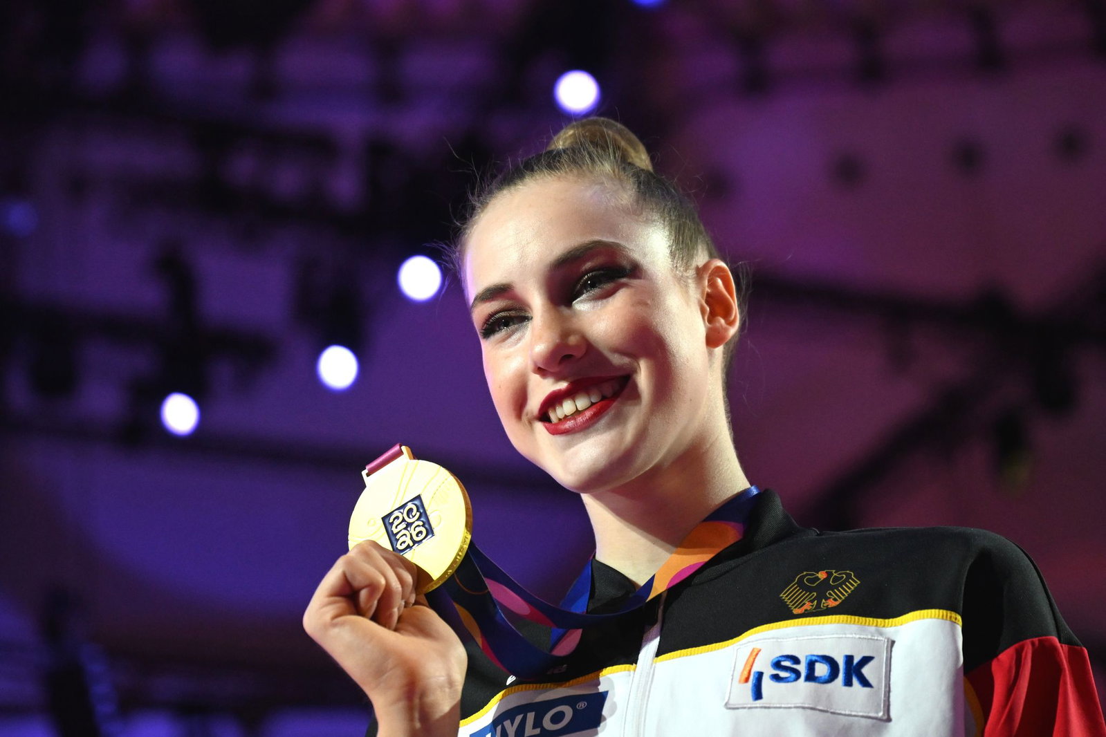 Darja Varfolomeev zeigt ihre Goldmedaille.