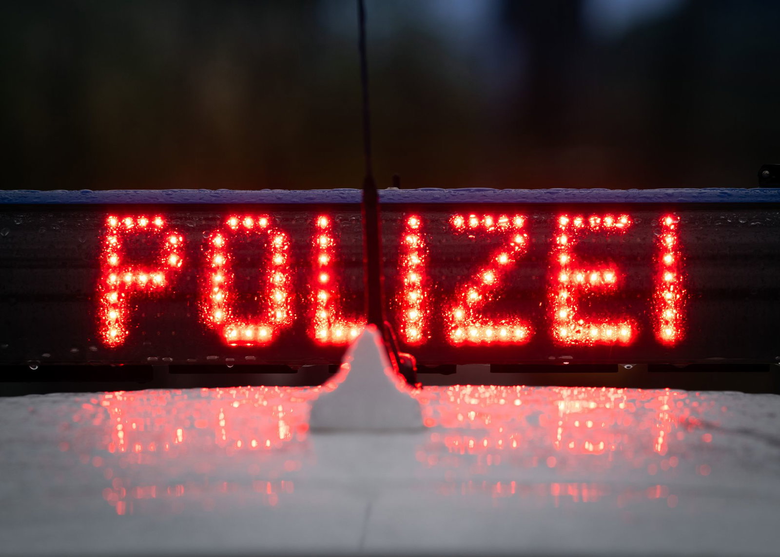 Die Polizisten stellten bei dem Fahrer einen Wert von beinahe zwei Promille fest. (Symbolbild)