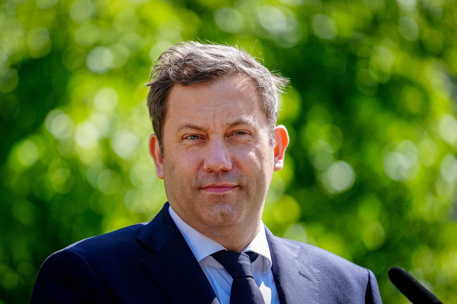 Finanzminister Lars Klingbeil (SPD) will die Freibeträge für steuerpflichtige Vereine deutlich senken. (Archivbild)