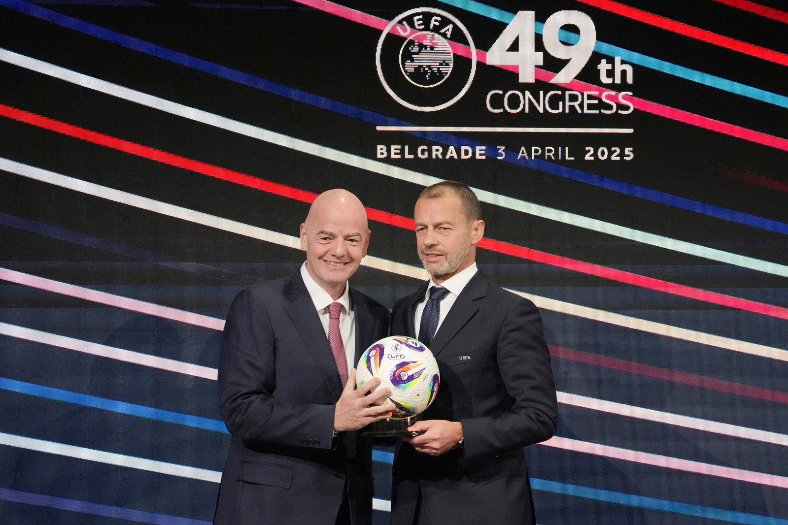Aleksander Ceferin (r) will kein FIFA-Präsident werden, Gianni Infantino soll es seiner Meinung nach aber nicht bleiben. (Archivbild)