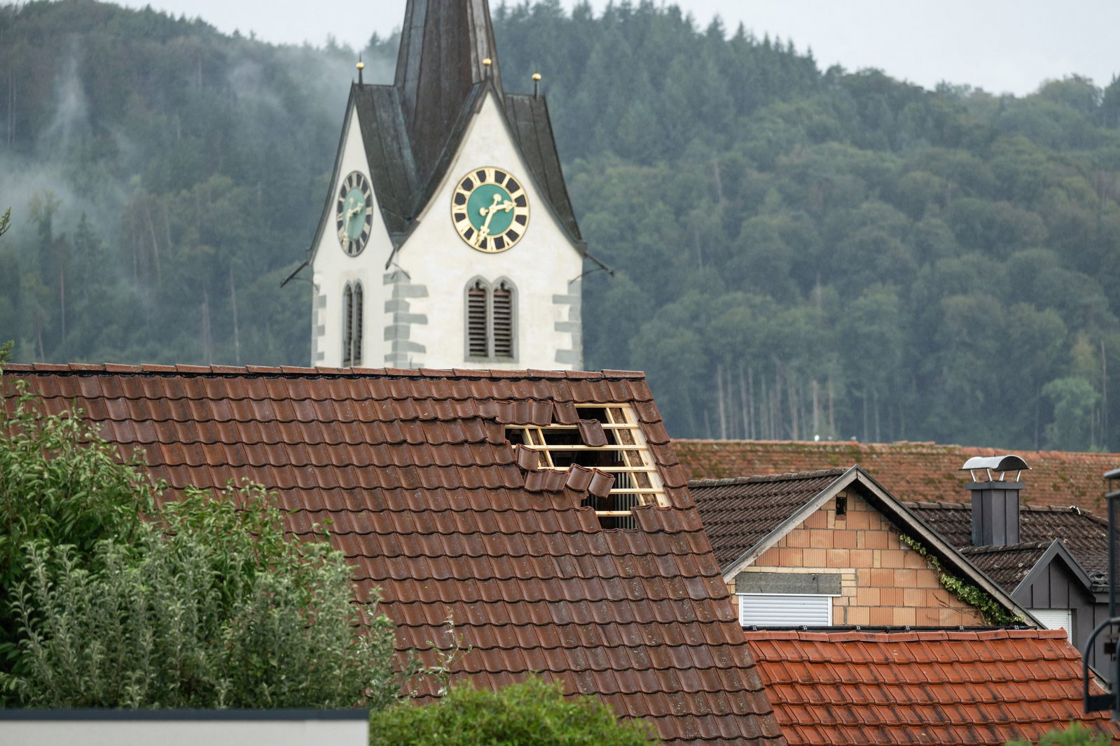 Das Unwetter hat zahlreiche Hausdächer abgedeckt. 