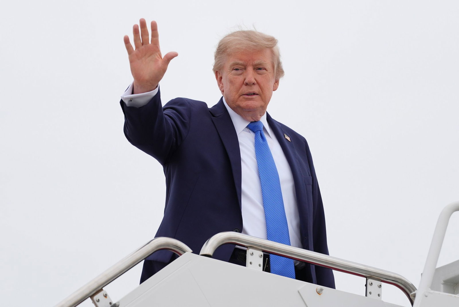 Trump will von Missständen auf einem Flugzeugträger im Nahen Osten nichts wissen. 