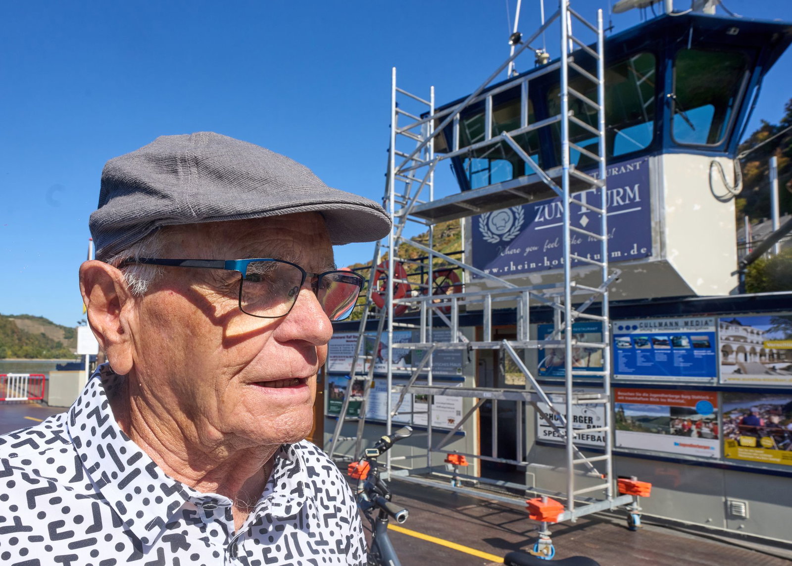 Heinz-Dietzer Kimpel, 83, hat 25 Jahre lang die Fähre Kaub gesteuert. An vergleichbares Rhein-Niedrigwasser kann er sich nicht erinnern. (Archivbild)