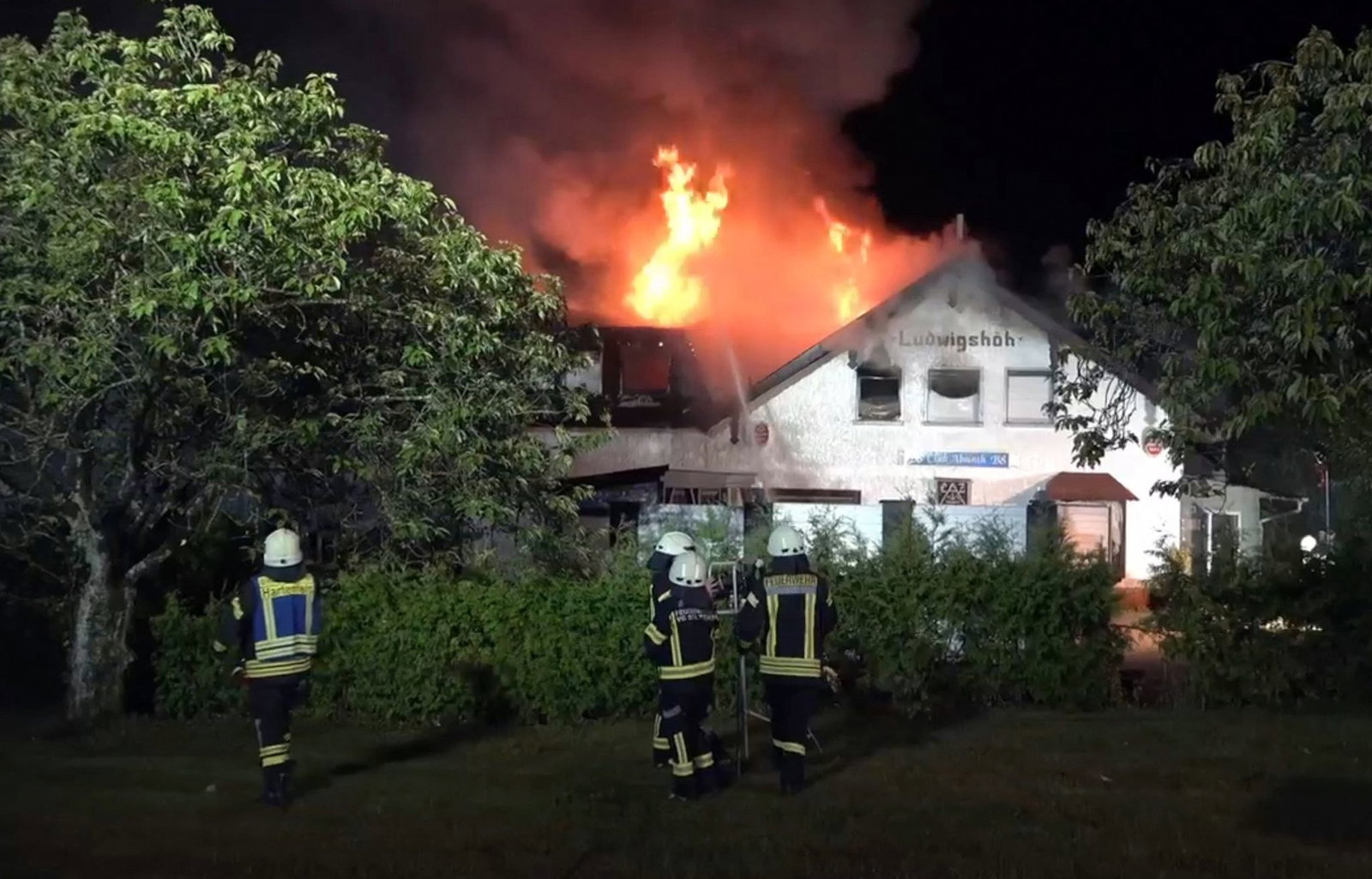 Das Feuer brach im Erdgeschoss aus und erfasste dann das gesamte Gebäude. 