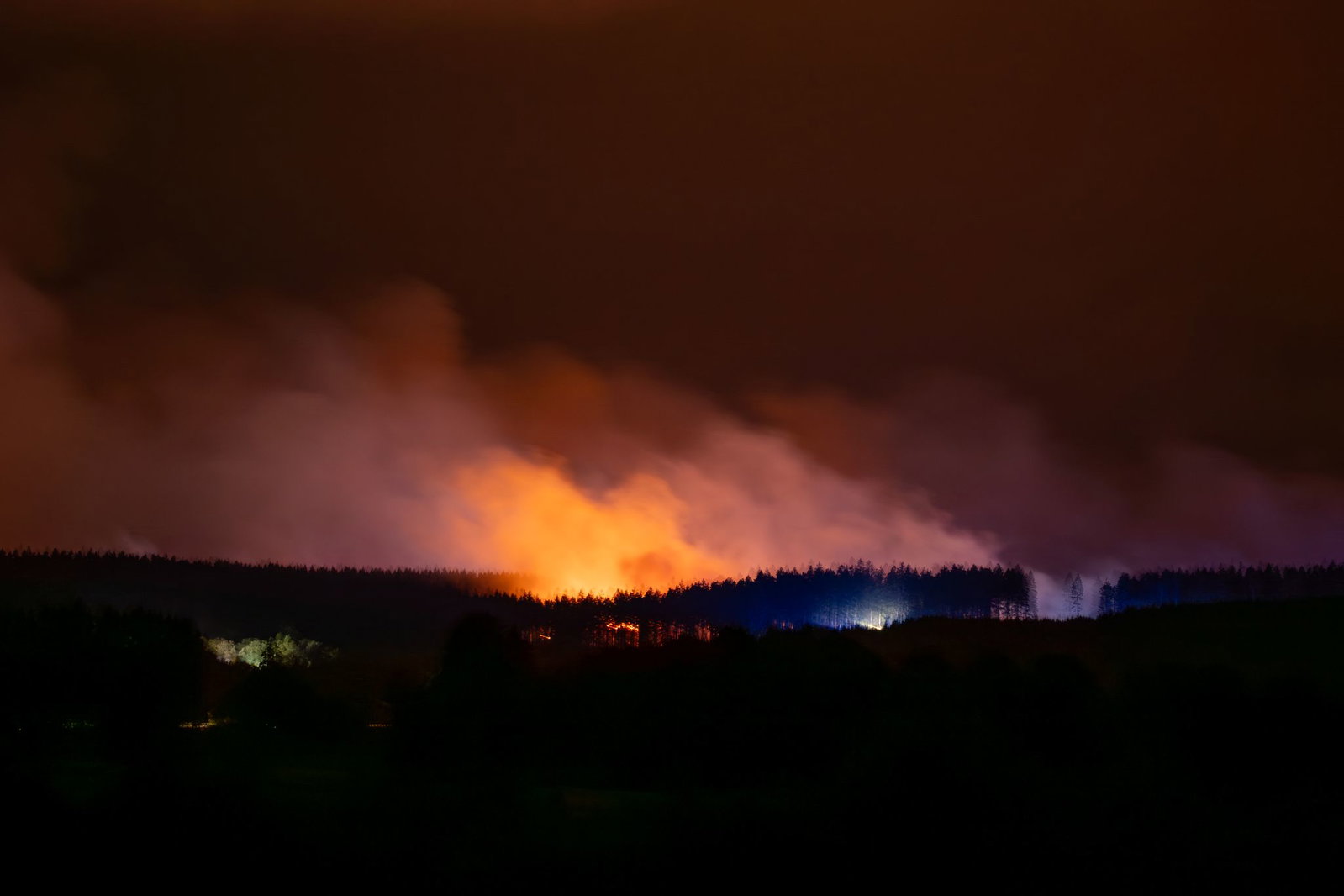 Seit der Nacht hat sich das Feuer nicht weiter auf Monschau zubewegt, sagt der dortige Feuerwehr-Einsatzleiter. 