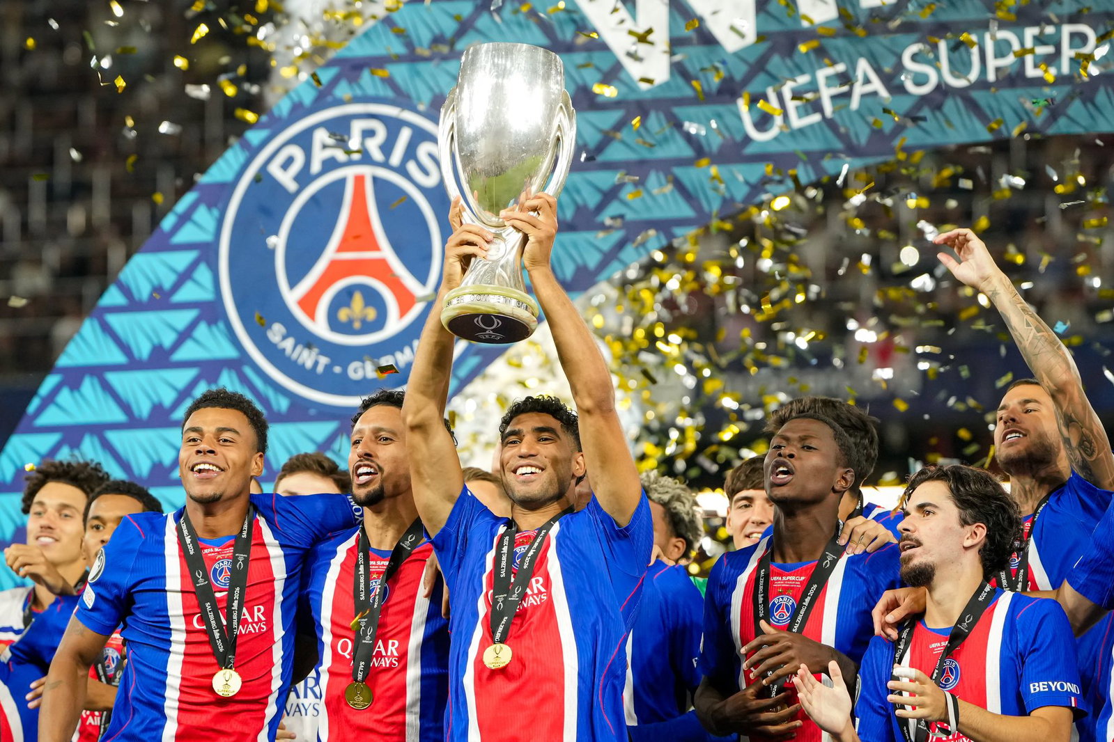 Achraf Hakimi von PSG reckte den Pokal als Supercup-Sieger in die Höhe.