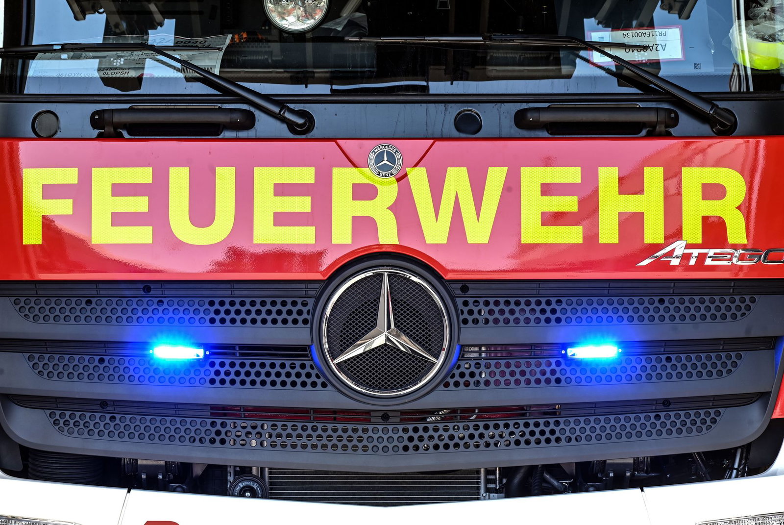 Die Feuerwehr kann den Brand löschen. (Symbolbild)