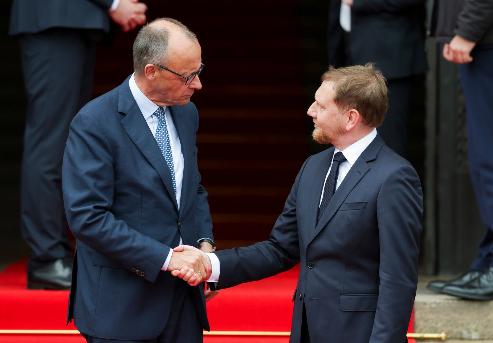 Sachsens Ministerpräsident Michael Kretschmer - hier beim Antrittsbesuch des Kanzlers vergangenes Jahr - fährt bei der Rente Friedrich Merz in die Parade. (Archivfoto)