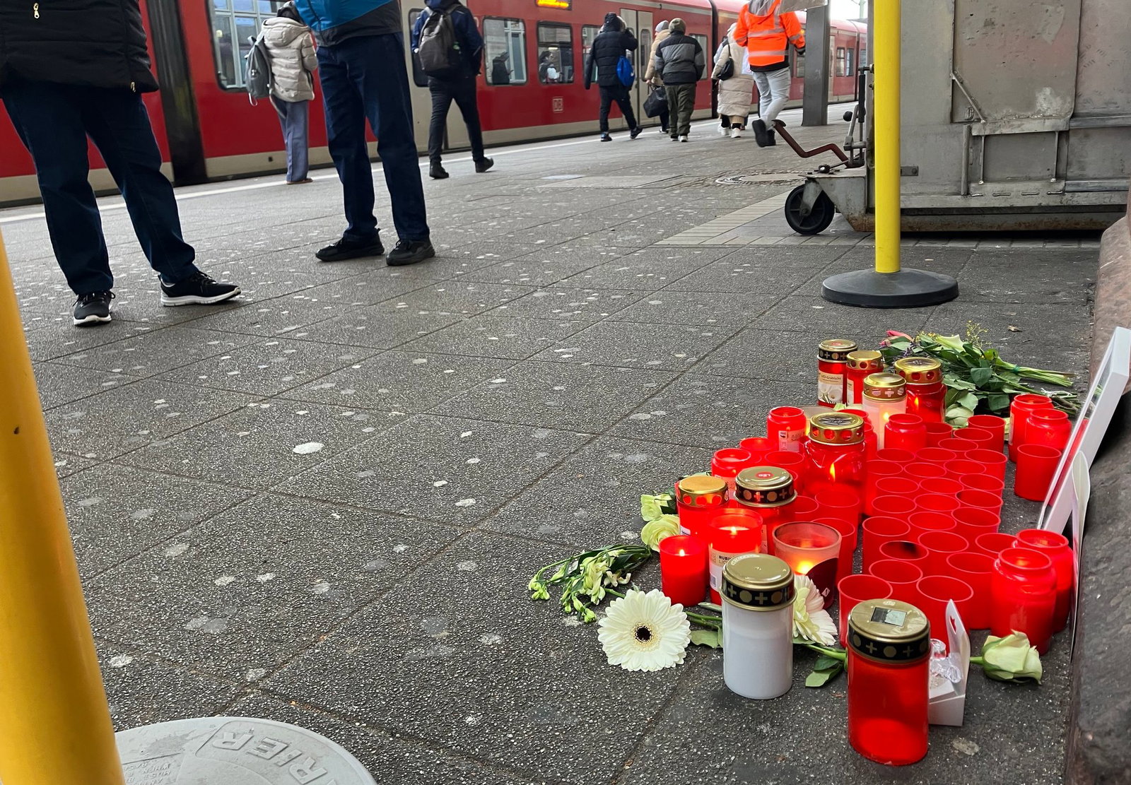Der Schaffner war von einem Fahrgast bei Landstuhl tödlich verletzt worden. (Archivbild)