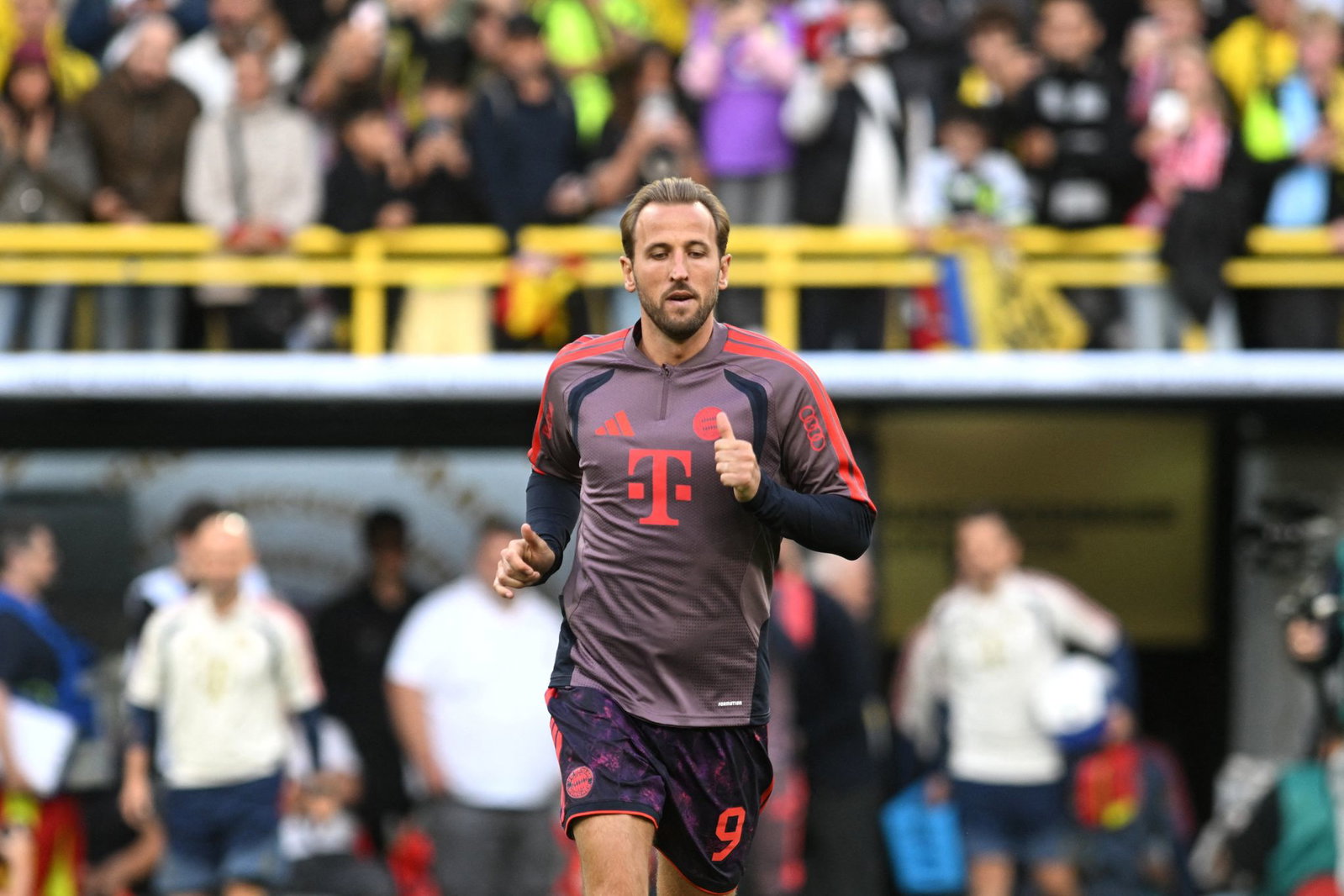 Harry Kane beim Aufwärmen in Dortmund. 