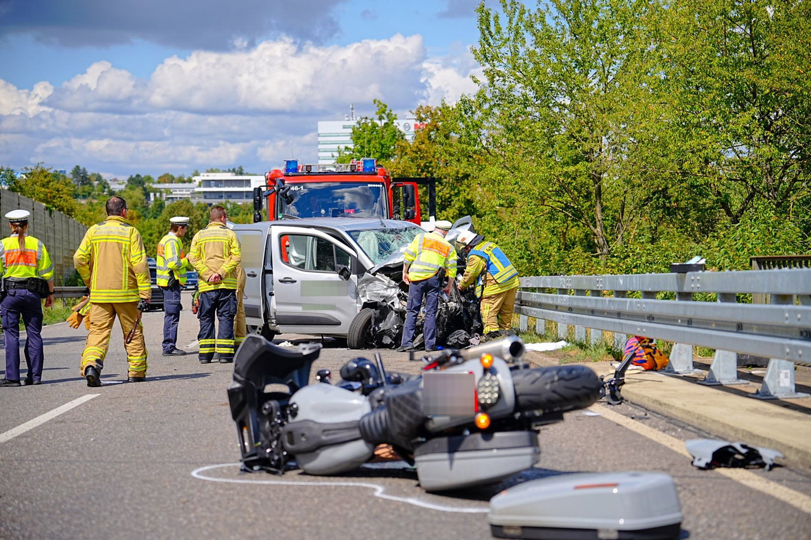 Der Motorradfahrer wurde bei dem Zusammenstoß schwer verletzt. 