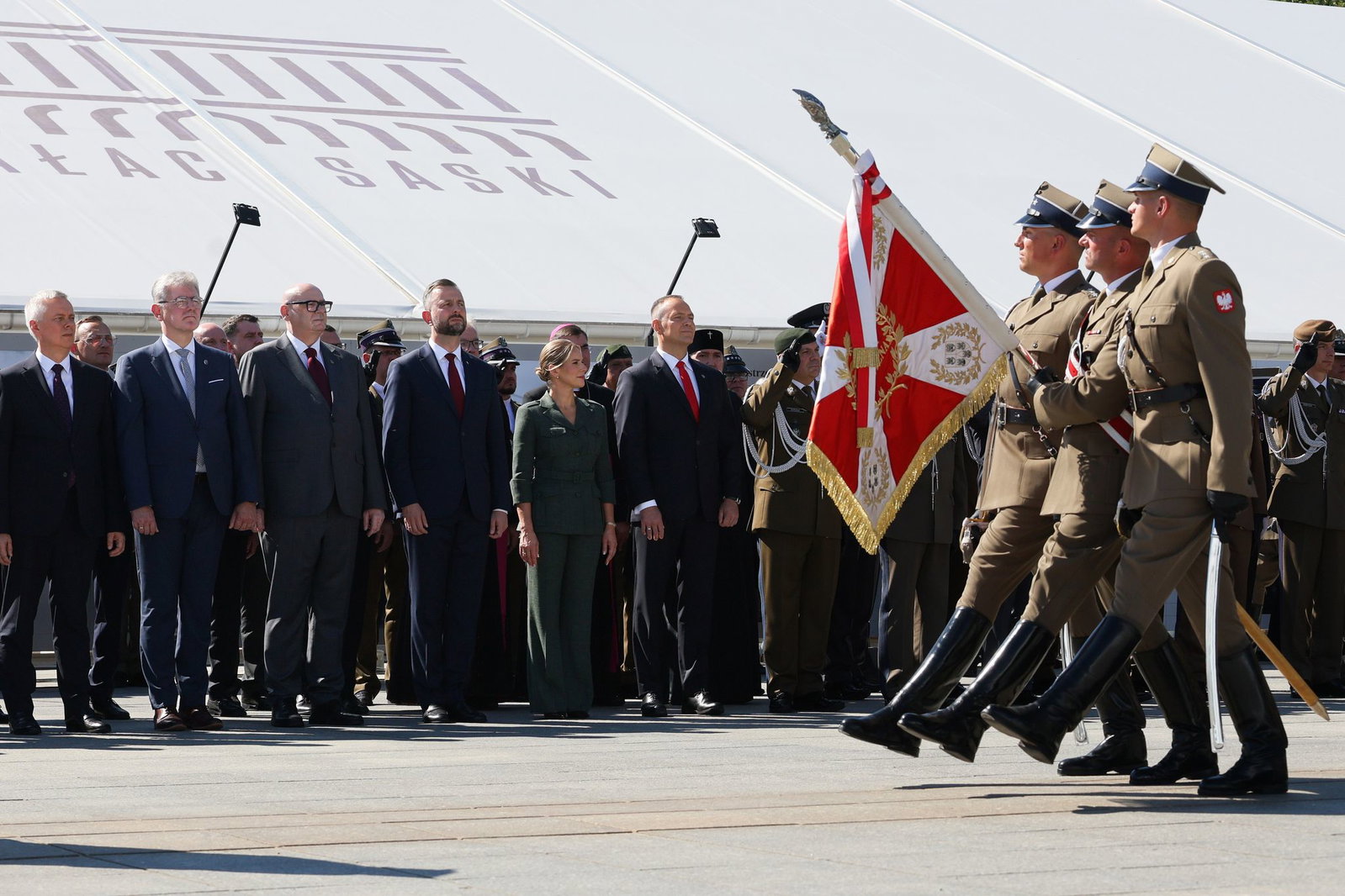 Polnische Spitzenpolitiker nehmen an der Wachablösung am Grabmal des Unbekannten Soldaten teil.