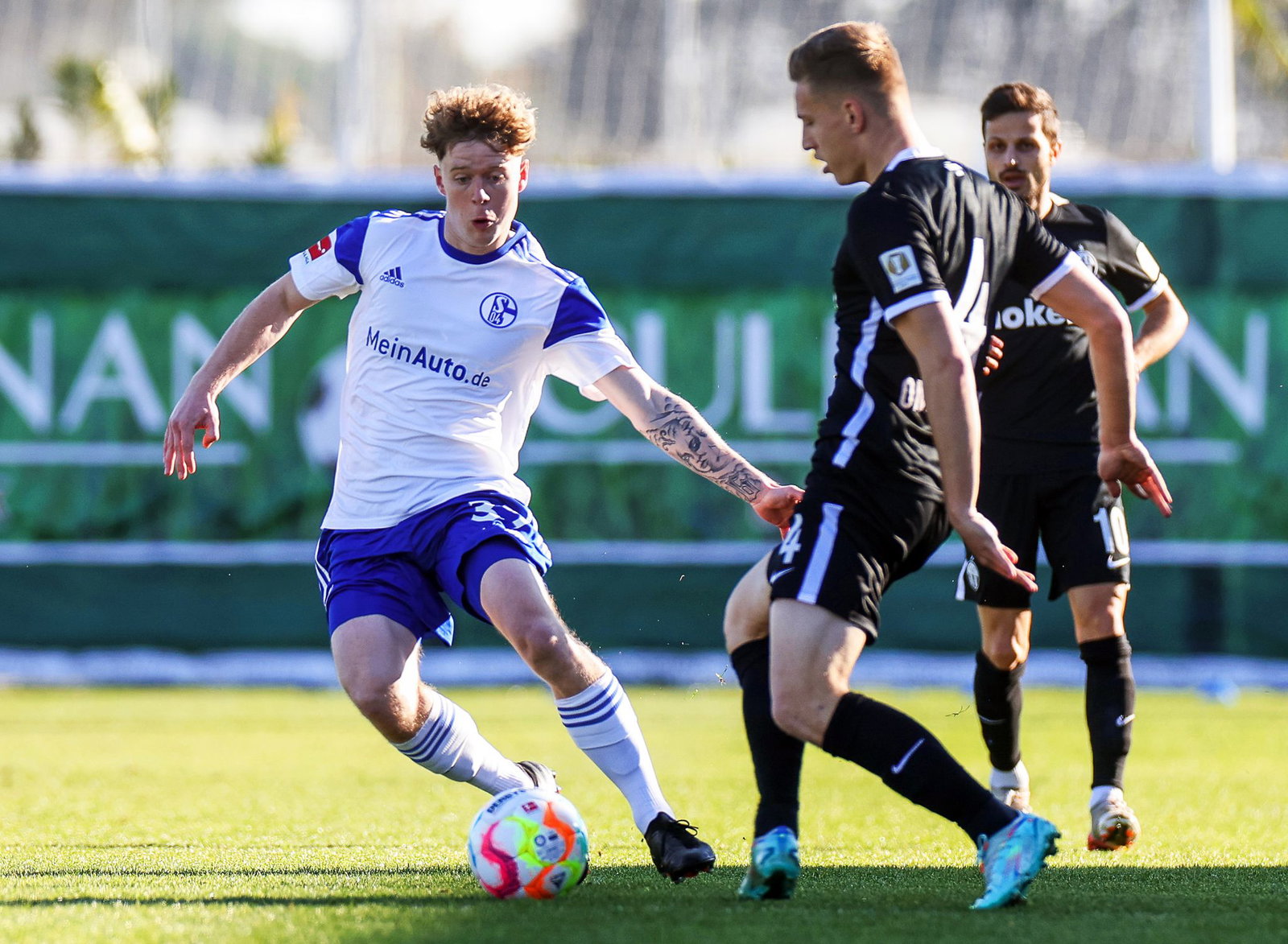 2023 stand er noch beim FC Schalke 04 unter Vertrag: Waldhofs Neuzugang Joey Müller (l). 