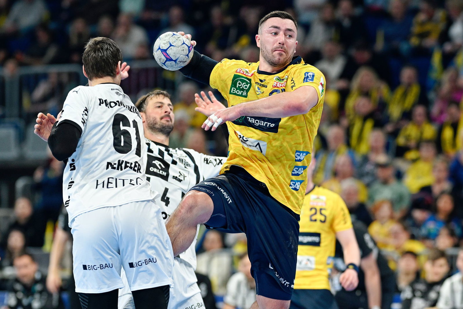 Teil des Kapitäns-Duos: Jannik Kohlbacher (r). (Archivbild)