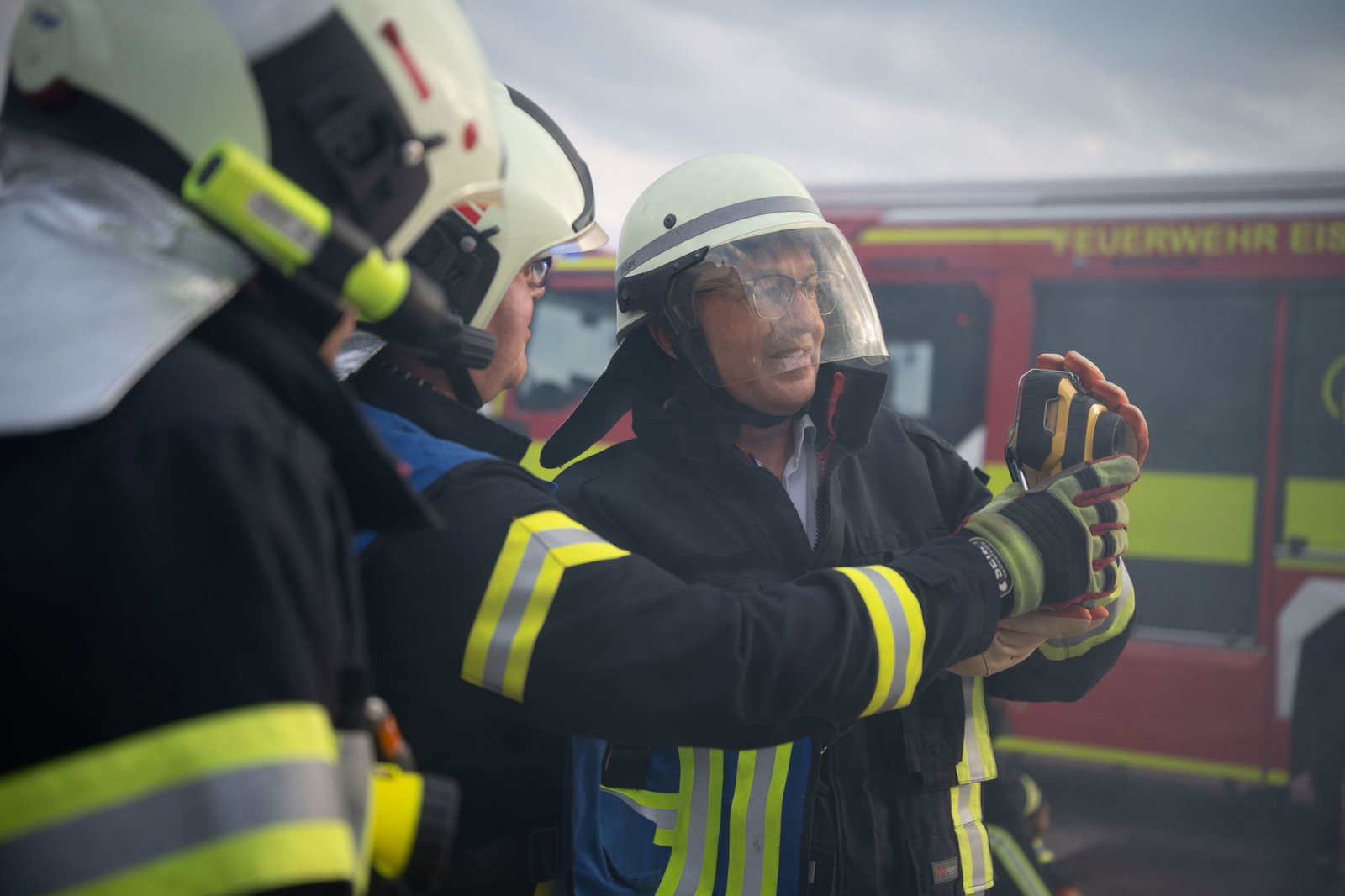 Bundesinnenminister Alexander Dobrindt (CSU) versucht sich als Feuerwehrmann.