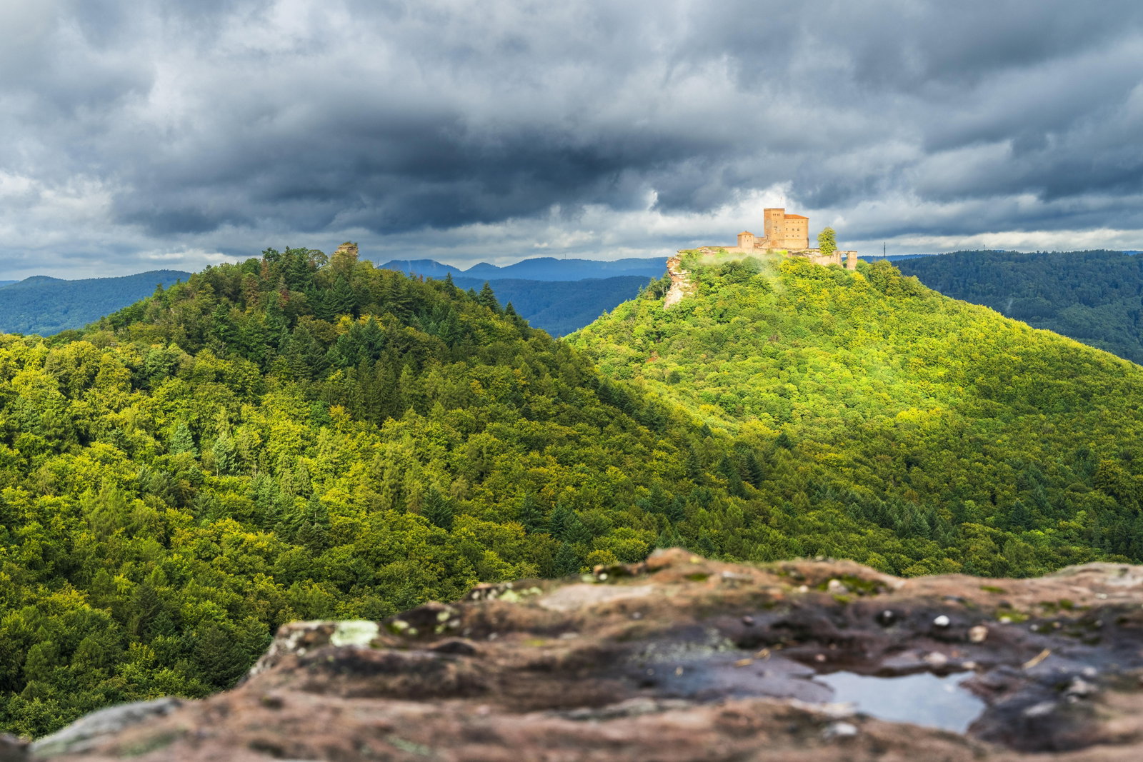 Slevogtfelsen mit Blick auf die Burg Trifels