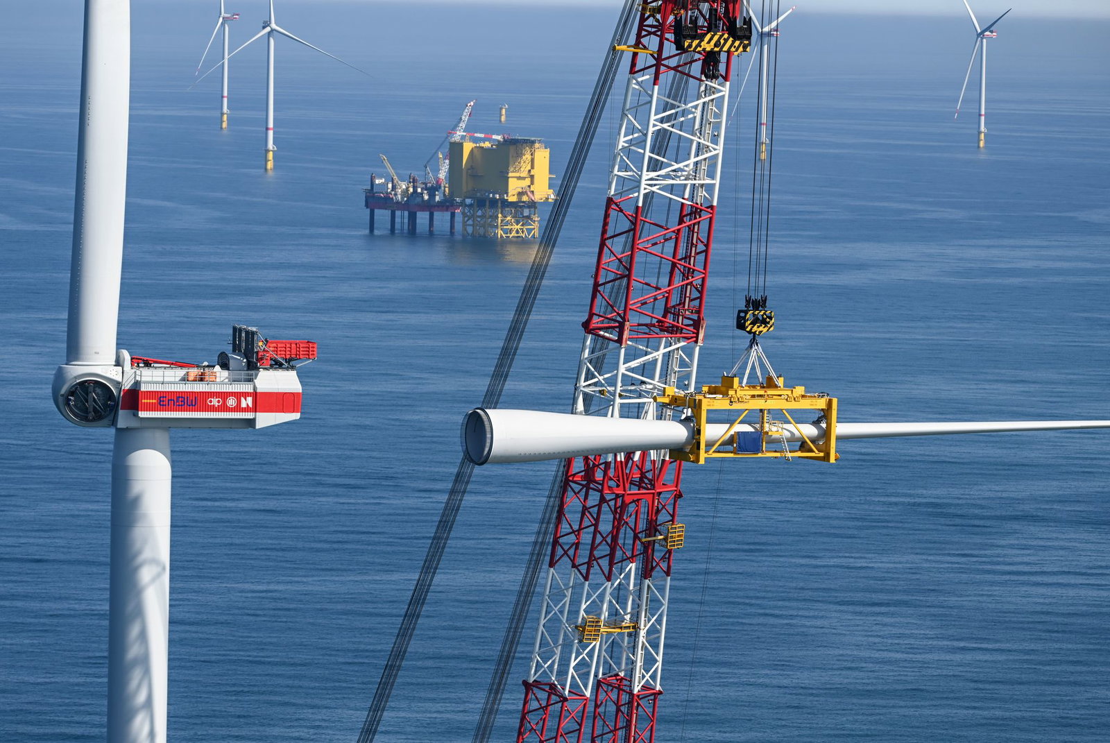 Per Kran werden die Windräder zusammengebaut.