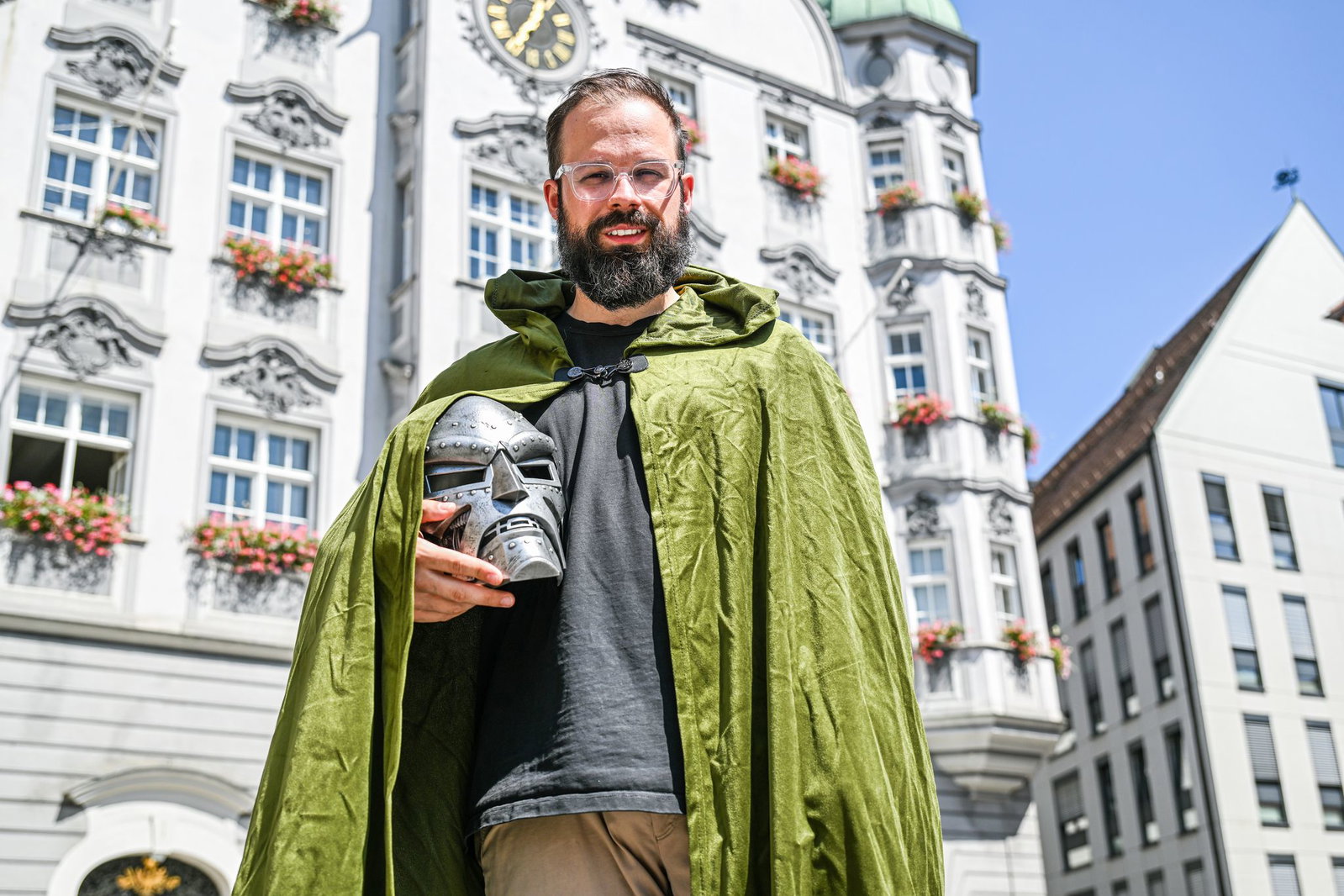 Oberbürgermeister Jan Rothenbacher wirbt als Bösewicht «Doctor Doom» dafür, dass der nächste Marvel-Film in Memmingen Premiere feiert.