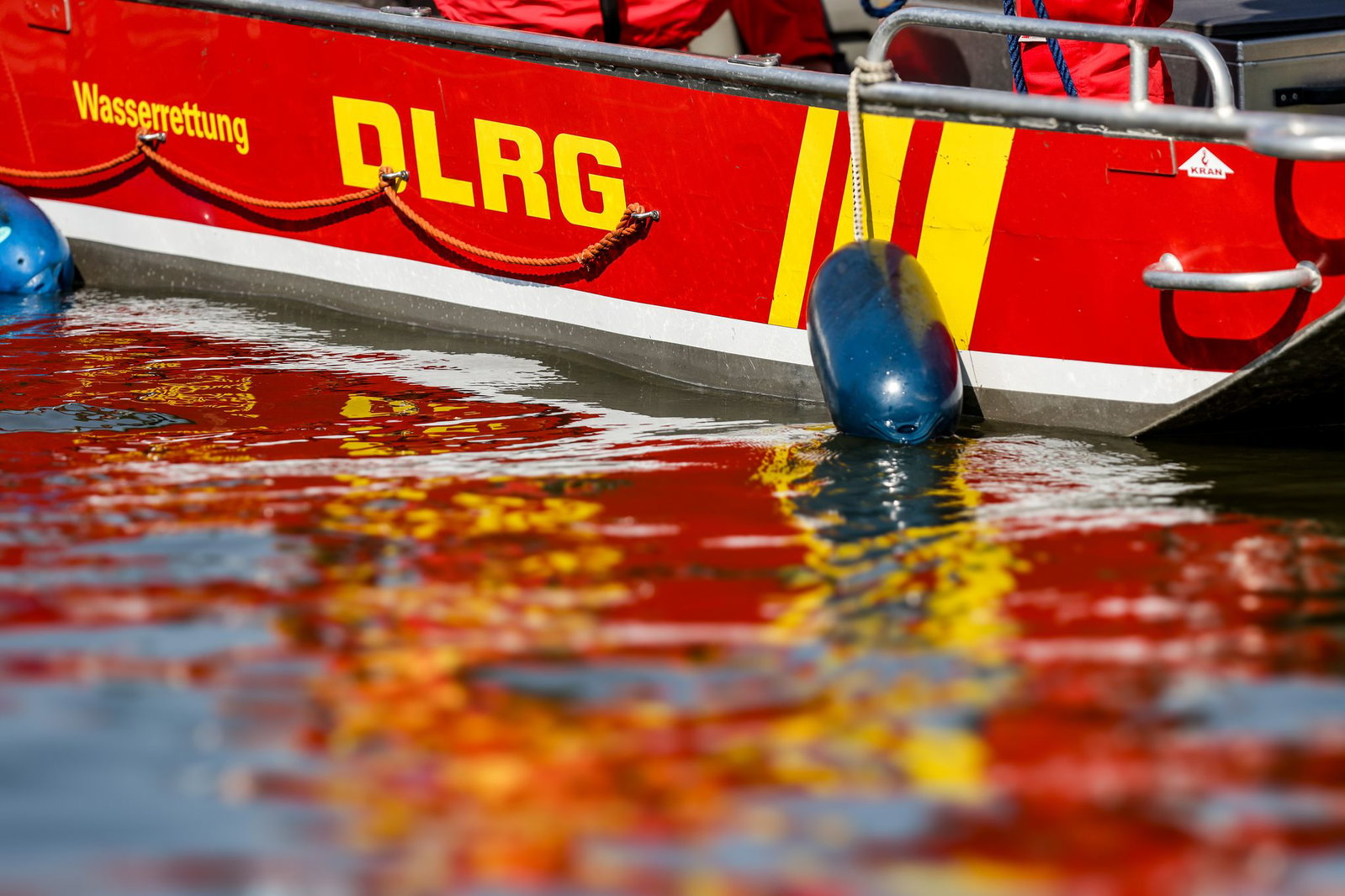 Rettungskräfte bergen den Toten aus dem Baggersee nahe der französischen Grenze. (Symbolbild)