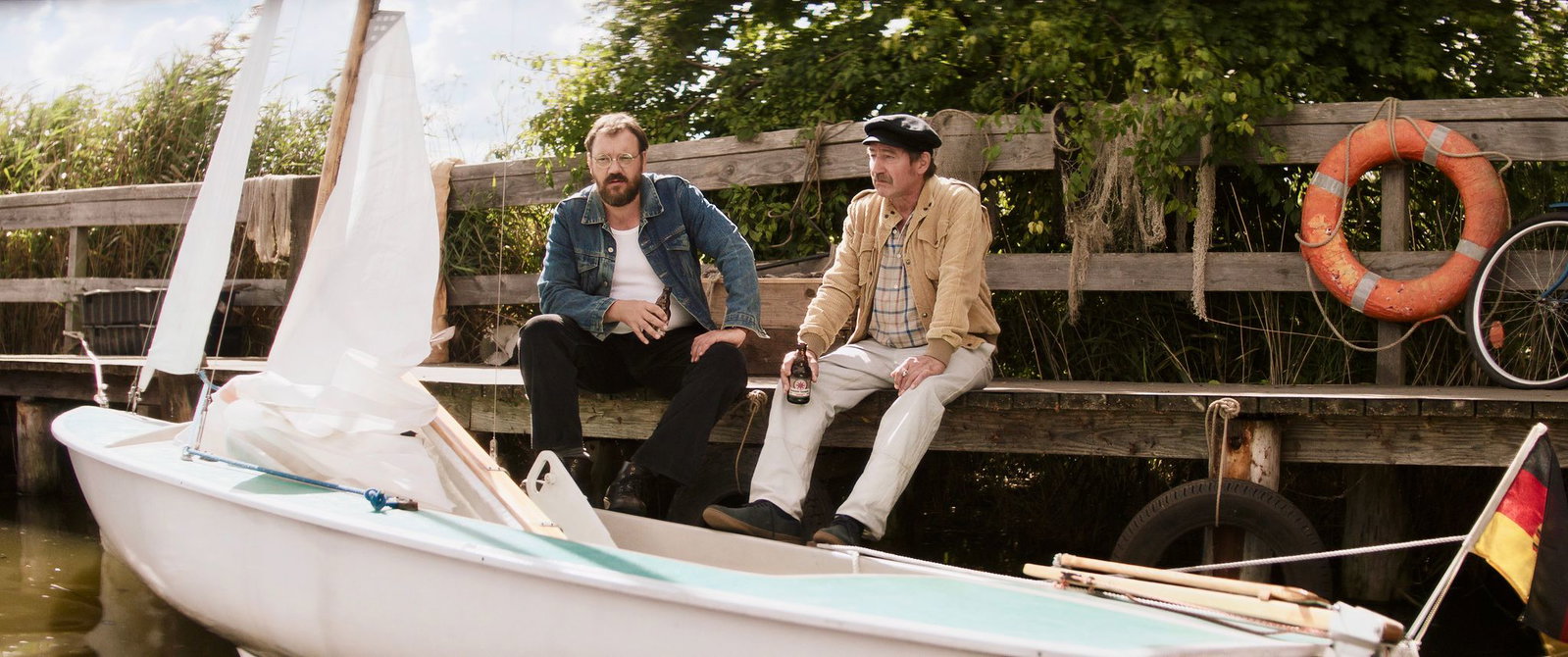 Günter (Thorsten Merten) ist misstrauisch, warum Paul (Charly Hübner) bei ihm segeln lernen will.