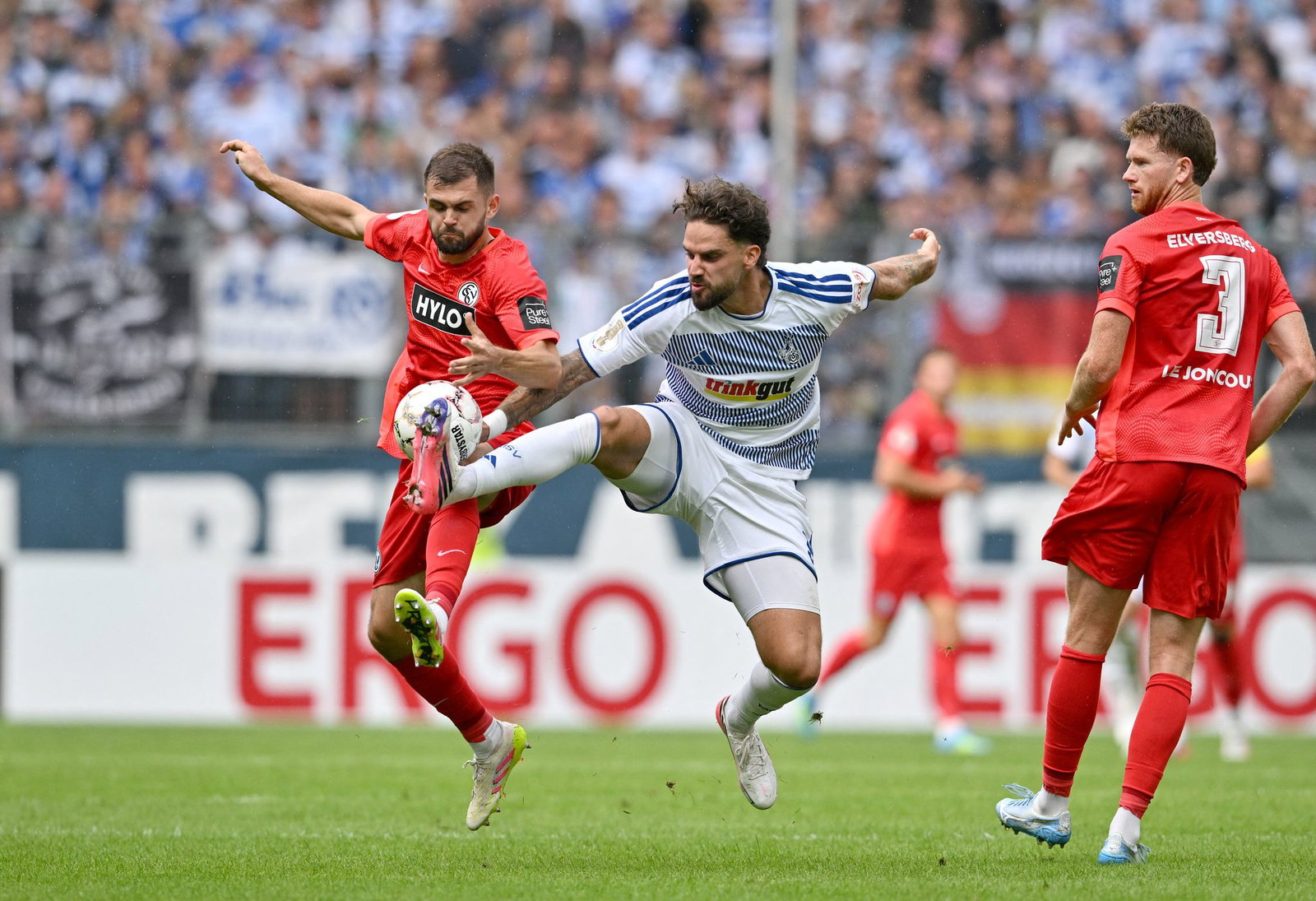  Tyger Lobinger (m) erzielte das 1:1 für den MSV Duisburg.