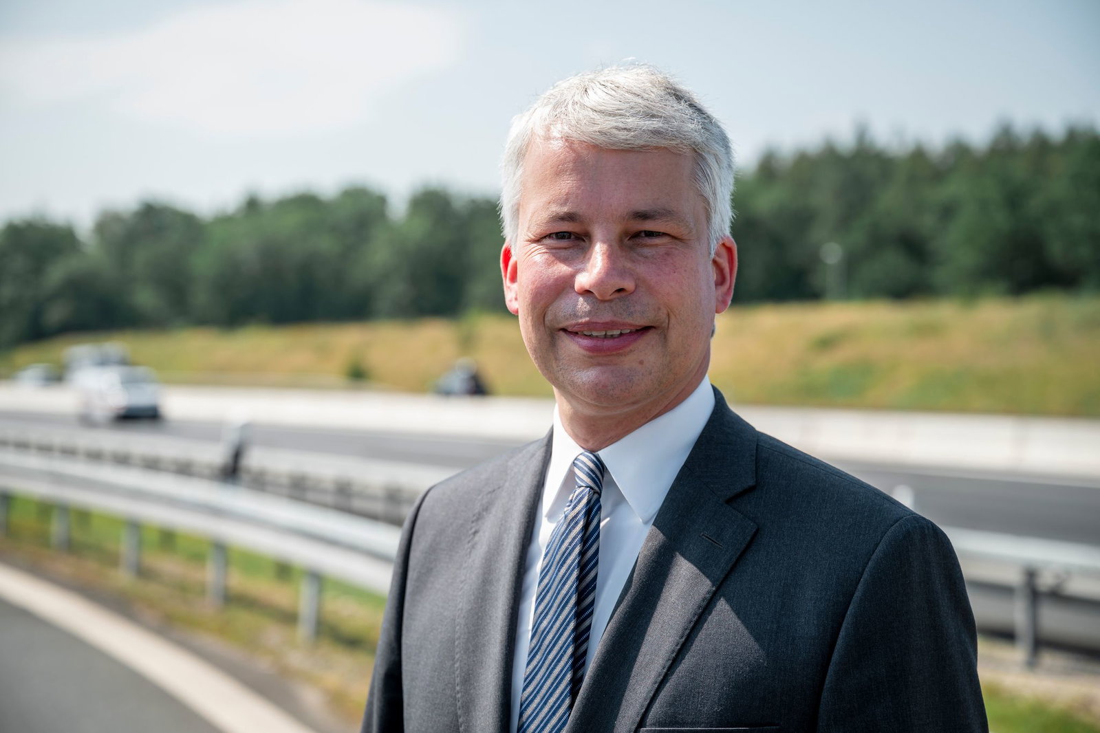 «Wenn der Verkehr auf der Wasserstraße Rhein komplett zum Erliegen kommen sollte, dann müssen wir schauen, wie wir auf die Straße oder auf die Schiene ausweichen können», meint Verkehrsminister Steffen Bilger. (Archivbild)