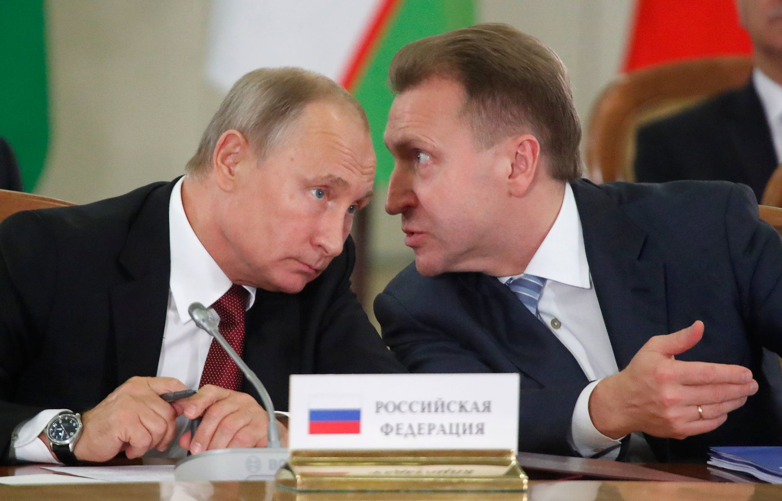 Der Chef der VEB.RU, Igor Schuwalow (r.), hat laut Medien seinen Chefvolkswirt Andrei Klepatsch entlassen, weil der eine Niederlage Russlands vorhergesagt hat. (Archivbild)