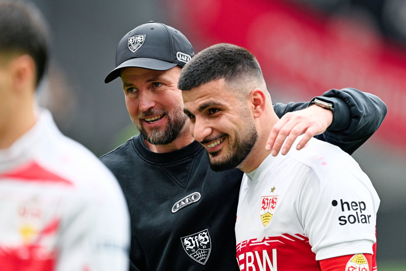 Deniz Undav (r) fachsimpelt gern mit VfB-Trainer Sebastian Hoeneß (l) über taktische Fragen. (Archivbild) 