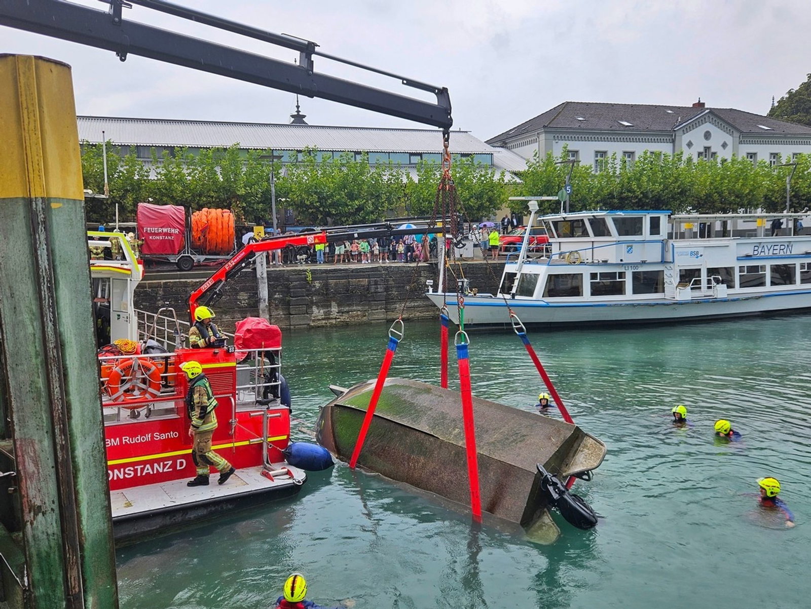 Feuerwehrleute bergen das gekenterte Motorboot. 