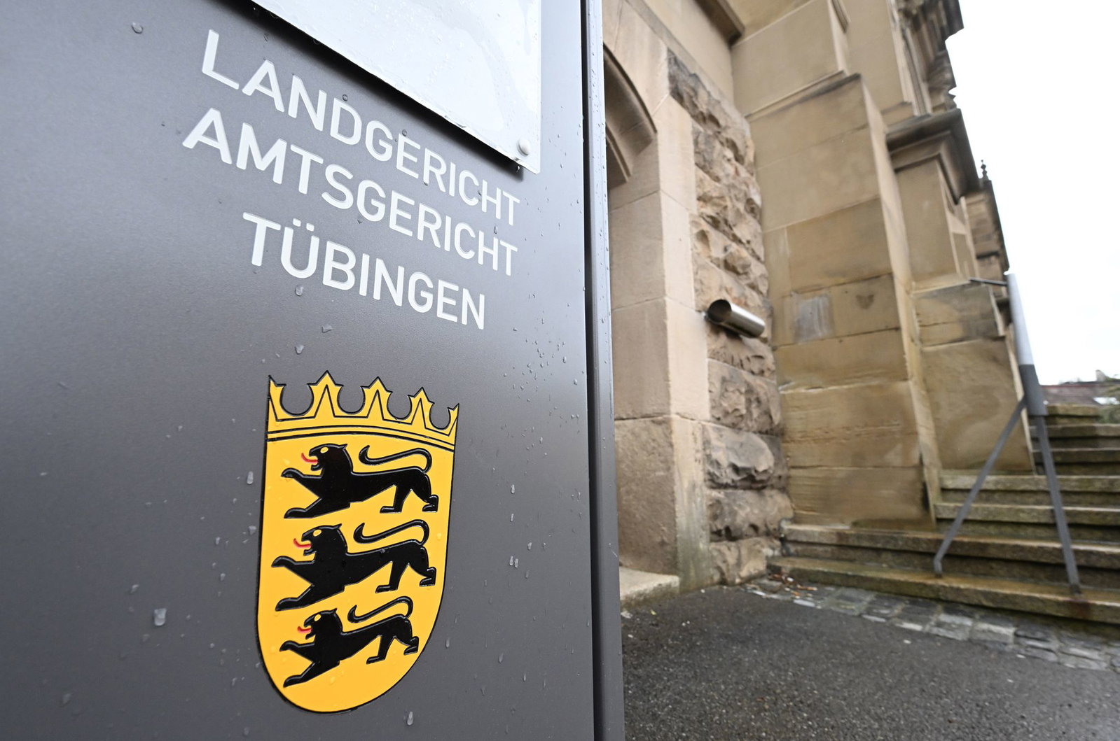 Eine 25 Jahre alte Mutter muss sich vor dem Landgericht Tübingen verantworten, weil sie ihr Frühgeborenes mit einer Überdosis Koffein vergiftet haben soll. (Archivbild)