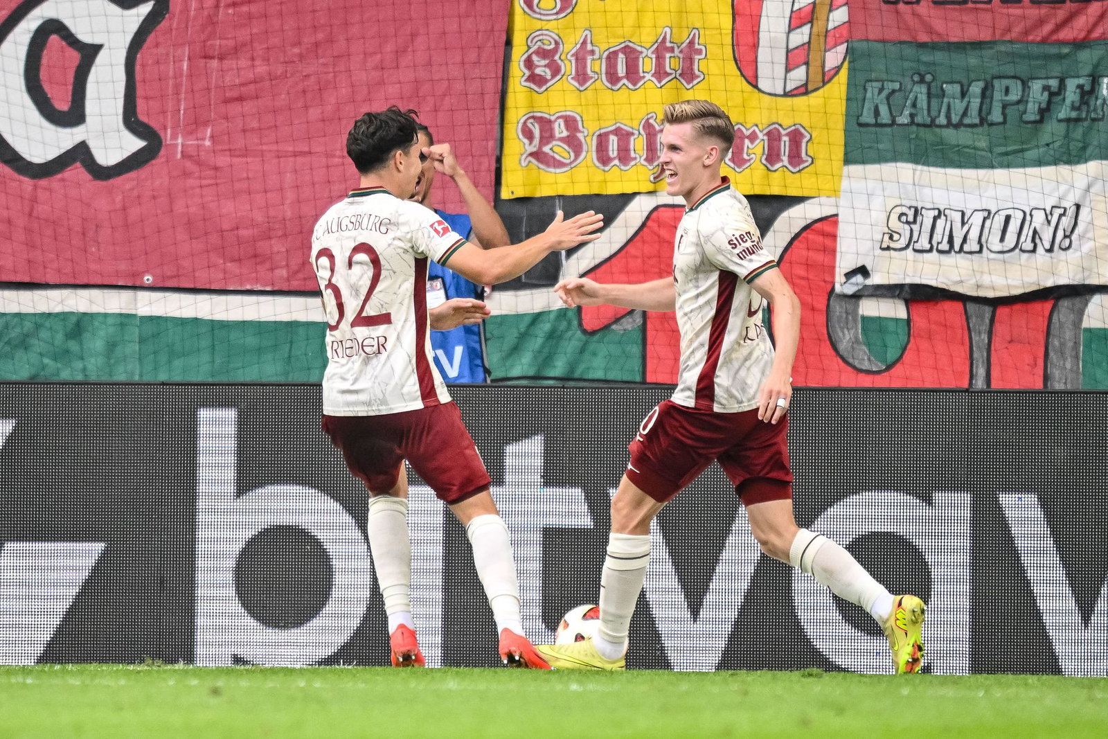Augsburgs bester Mann gegen Schalke: Matchwinner Kade (r.)
