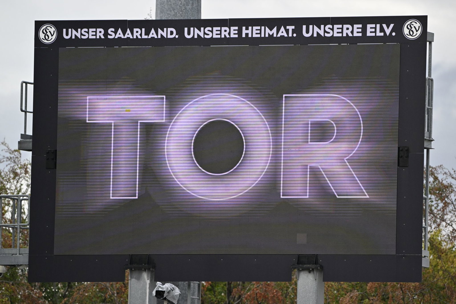 Bundesliga-Premiere in Elversberg - gleich dreimal zeigt die Anzeigetafel Tor für den Aufsteiger an.