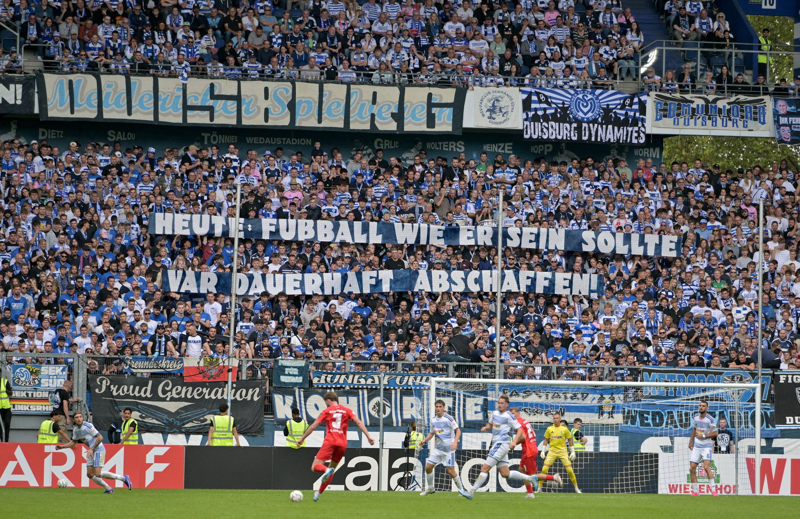 Mit einem Spruchband protestierten die Fans auch in Duisburg gegen den VAR.
