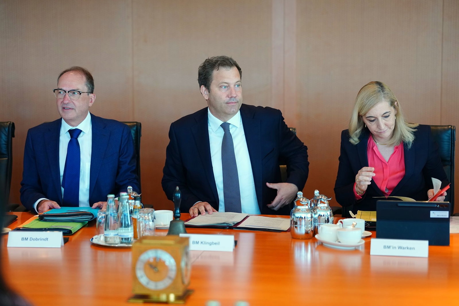 Weil der Kanzler nicht da war, durfte Klingbeil die Kabinettsitzung leiten. 
