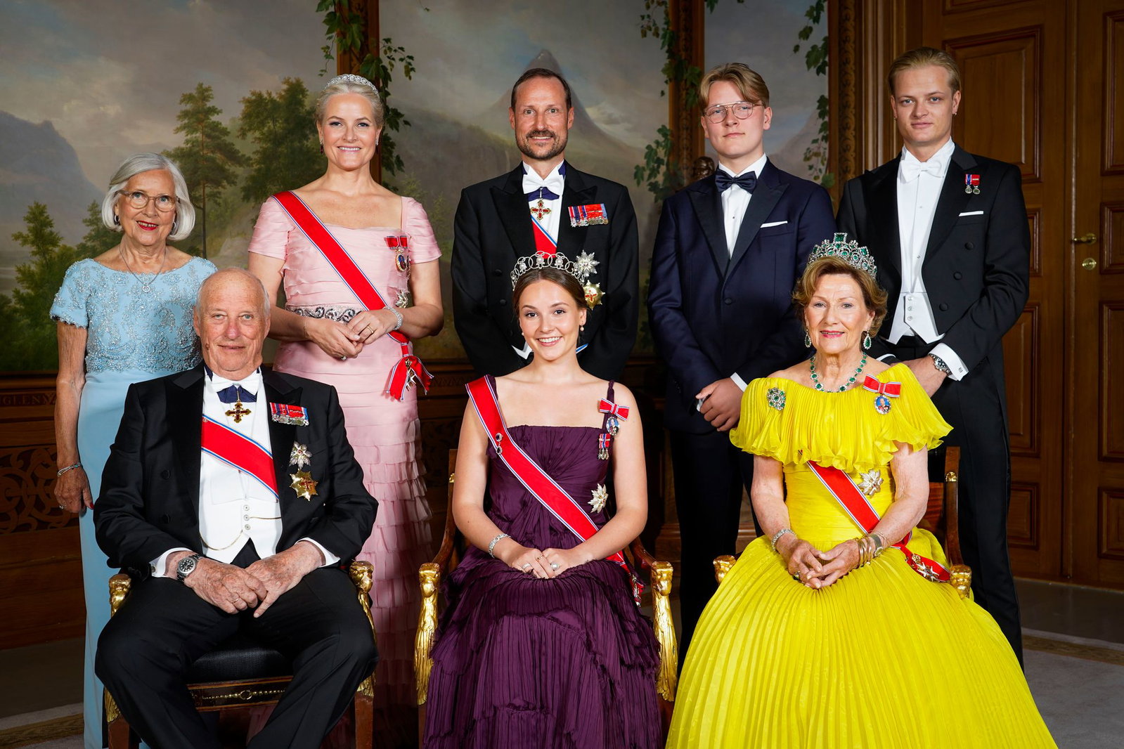 Harald V. (vorne l) im Kreise seiner Familie. (Archivbild)