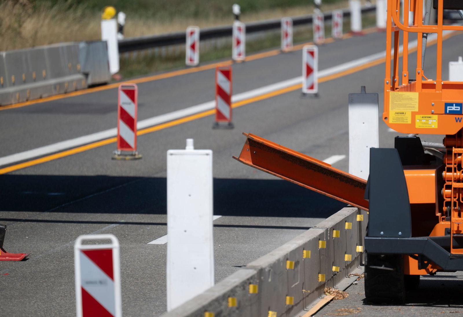 Der herabgestürzte Stahlträger blockierte lange die ganze Fahrbahn.