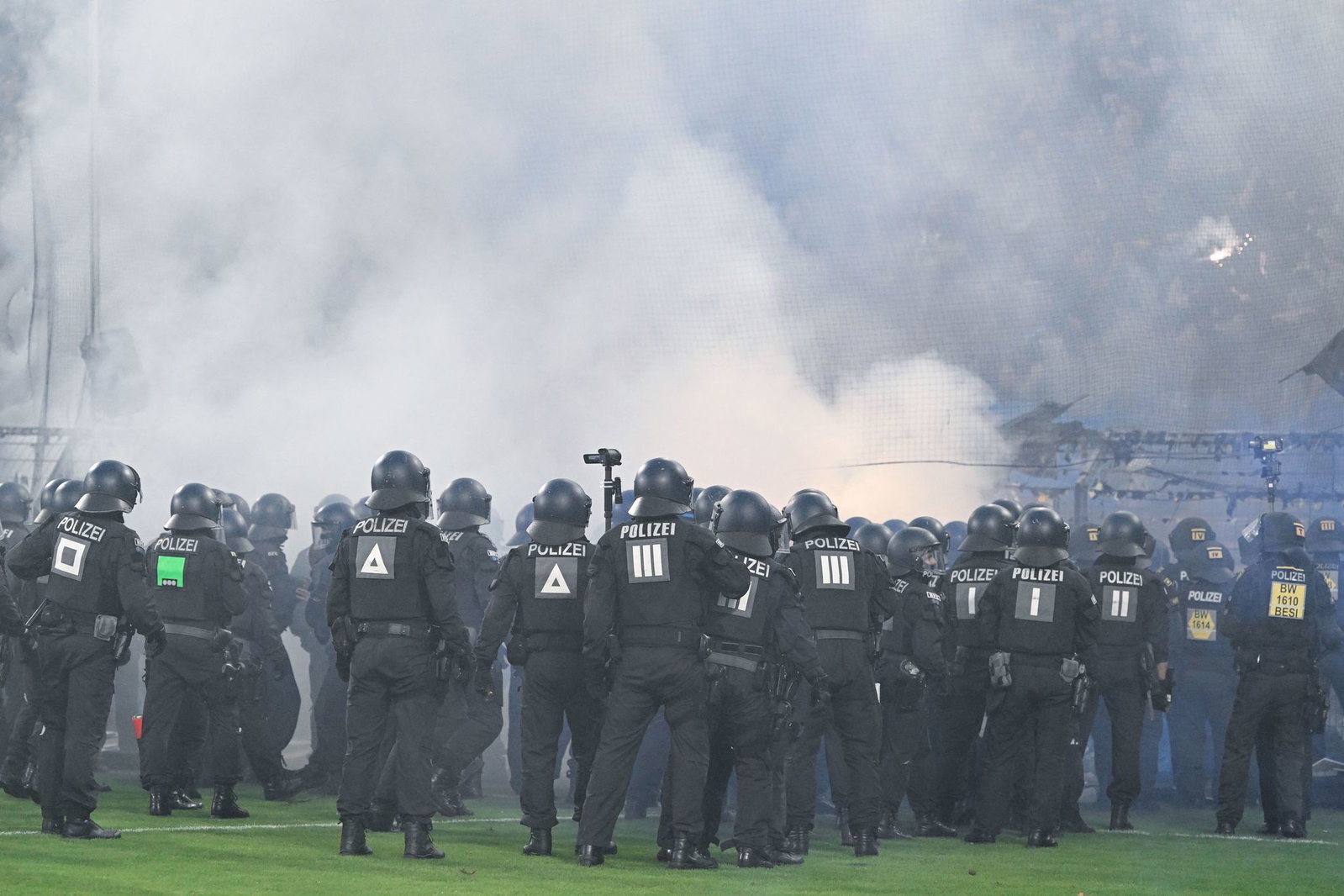 Die Einsatzkräfte der Polizei hatten alle Hände voll zu tun.