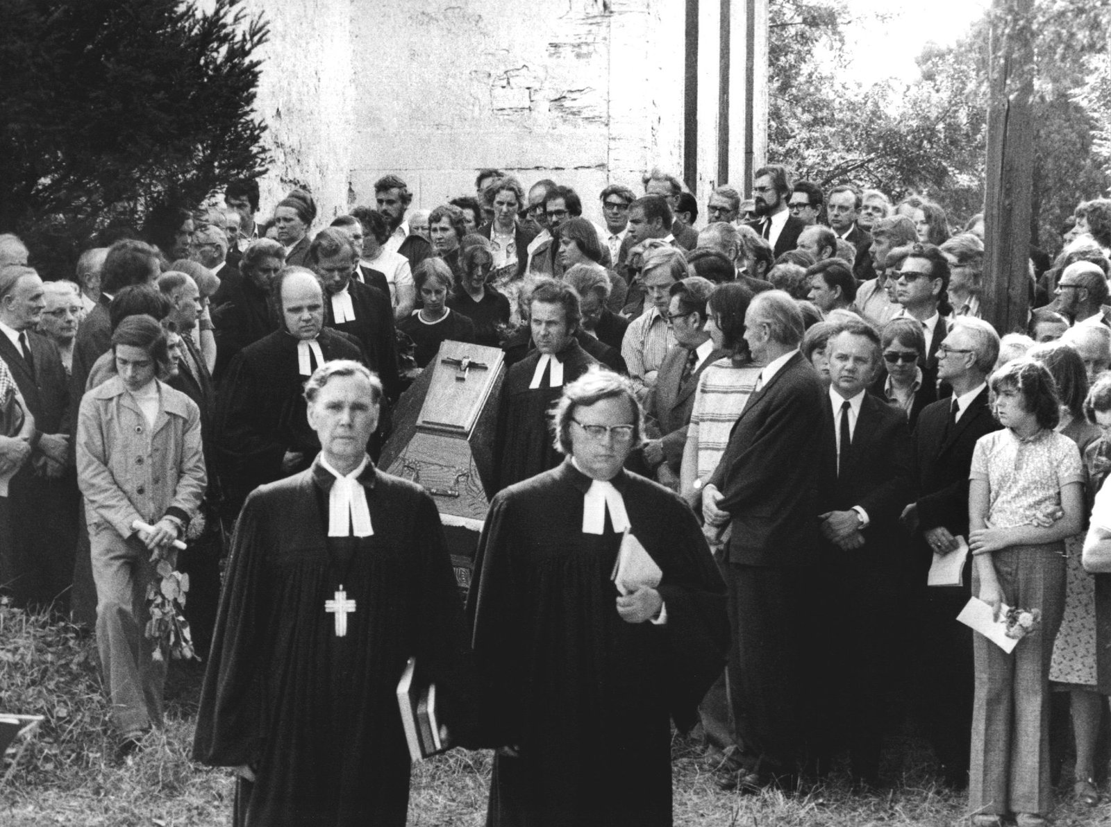 Einige Tage nach der Selbstverbrennung des Geistlichen zog seine Beisetzung Hunderte von Menschen an. (Archivbild)