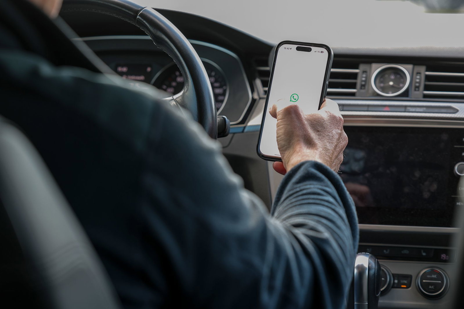 Wer das Handy während der Fahrt bedient, hat laut Studien ein fast dreifach höheres Unfallrisiko. (Symbolbild)