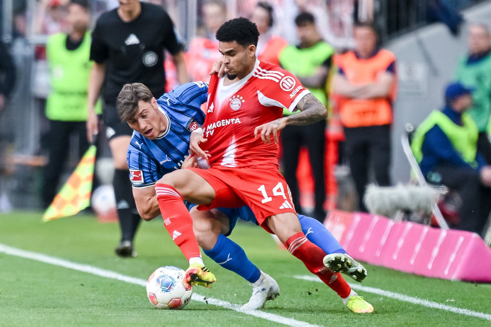 Wiedersehen im Testspiel: Heidenheims Luca Kerber (l) und Luis Díaz vom FC Bayern. (Archivbild)