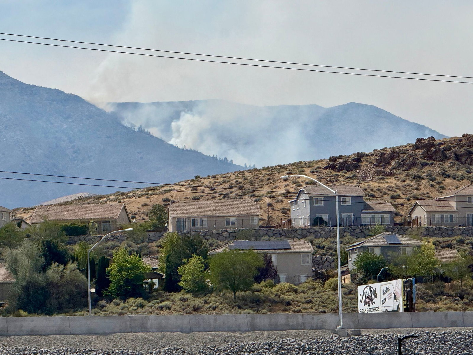 Zehntausende müssen aufgrund des sich weiter ausbreitenden Brandes bei Reno aus ihren Häusern fliehen. 