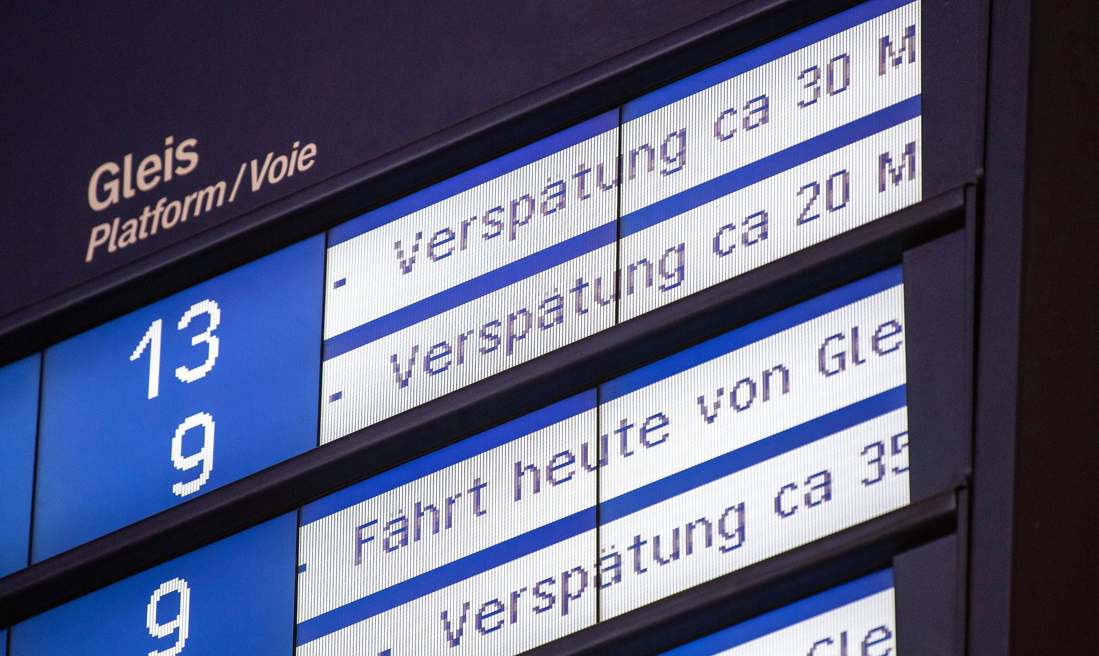 Die Hitze macht der Bahn zu schaffen. An einer Strecke kommt es nun zu Ausfällen. (Symbolbild)